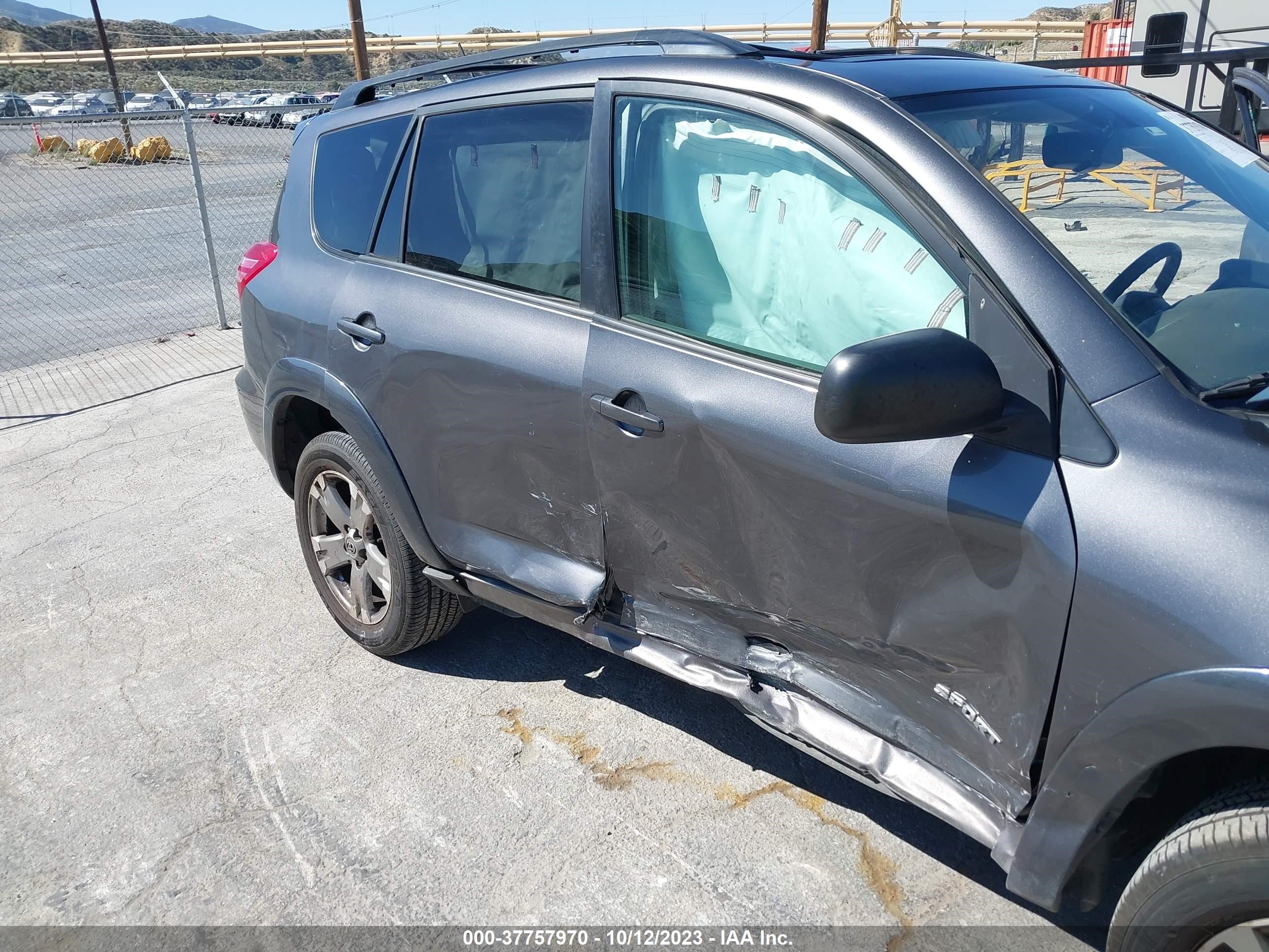 Photo 5 VIN: 2T3WF4DV9AW028303 - TOYOTA RAV 4 