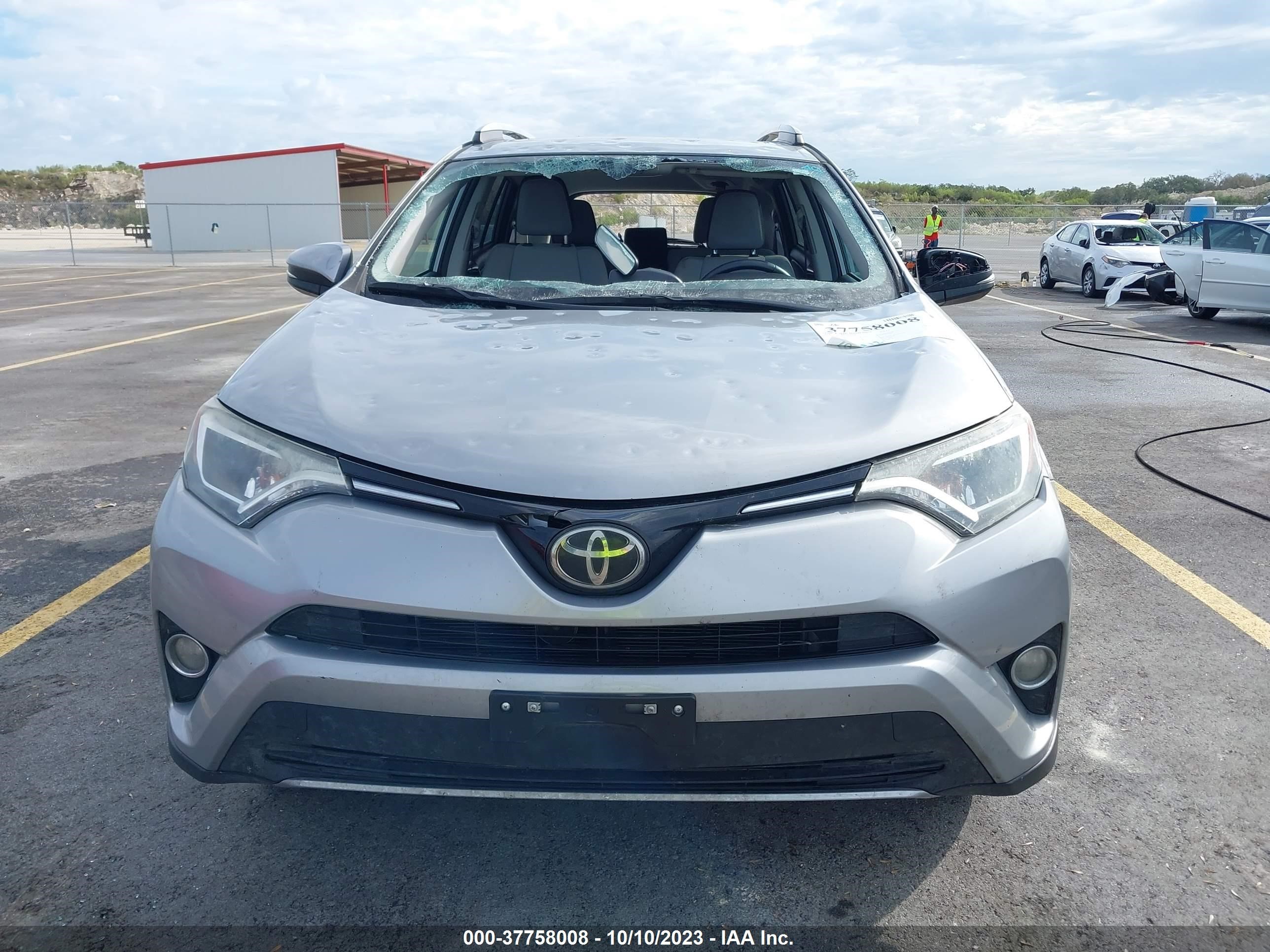 Photo 5 VIN: 2T3WFREV0JW407153 - TOYOTA RAV 4 