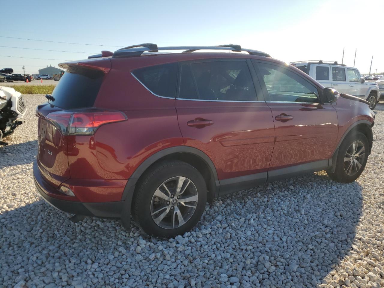 Photo 2 VIN: 2T3WFREV7JW420272 - TOYOTA RAV 4 