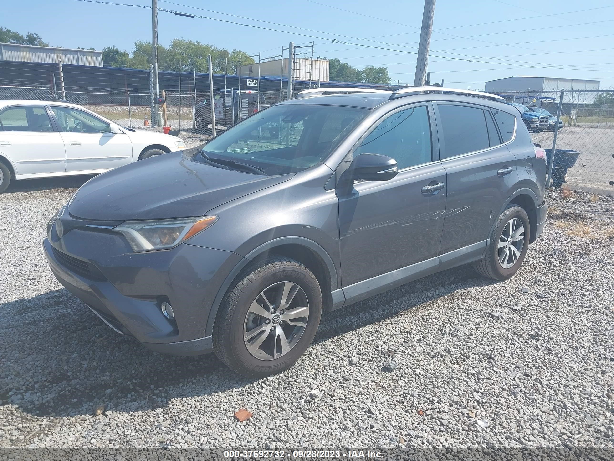 Photo 1 VIN: 2T3WFREV8JW411290 - TOYOTA RAV 4 