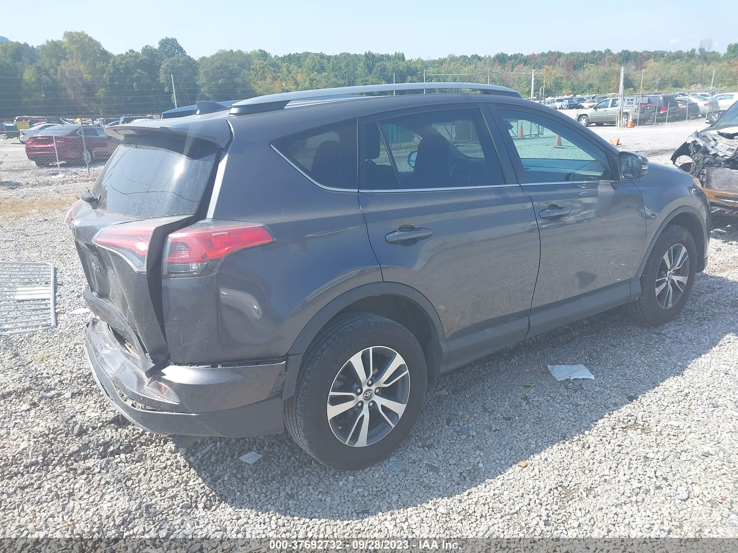 Photo 3 VIN: 2T3WFREV8JW411290 - TOYOTA RAV 4 