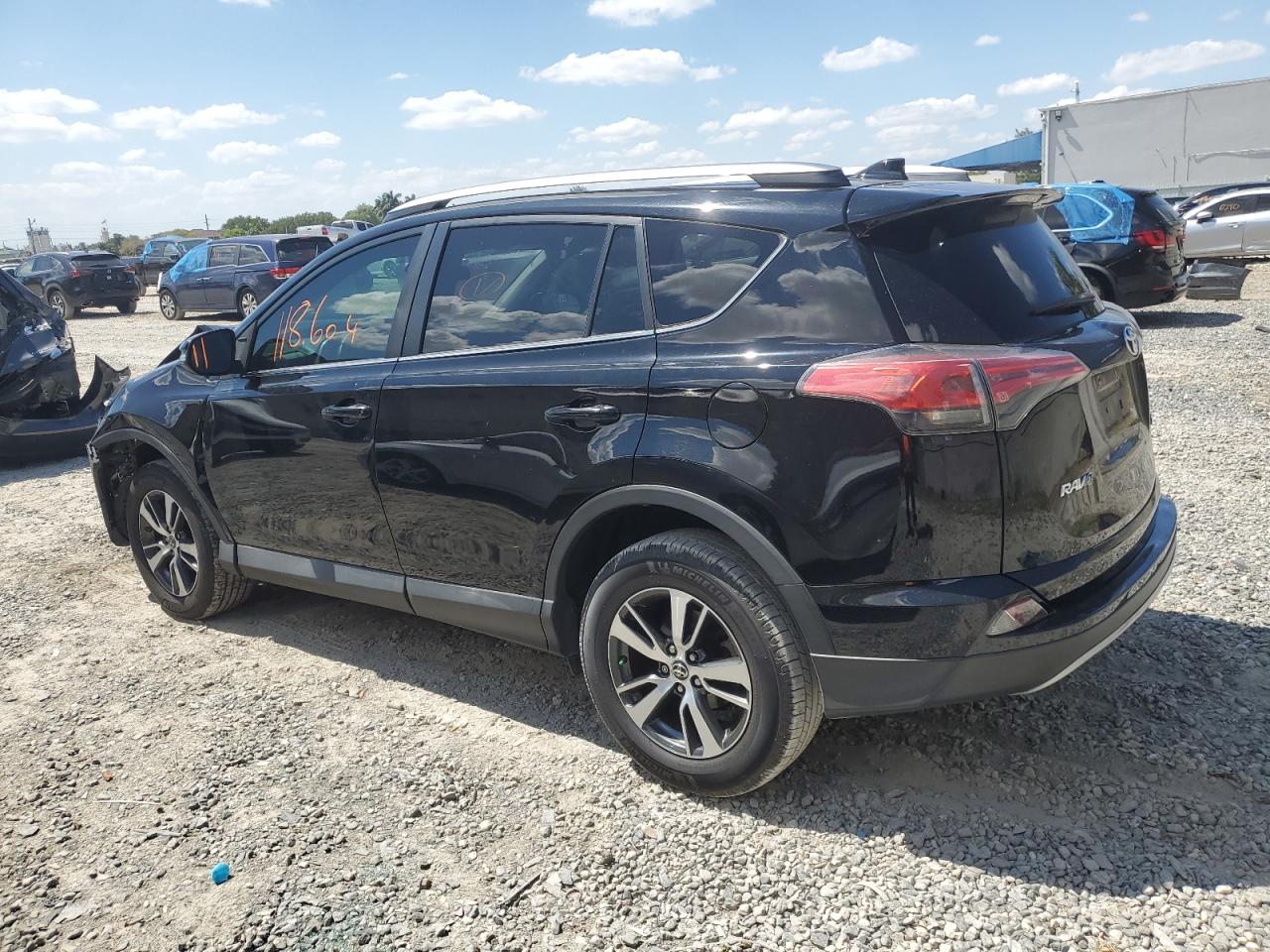 Photo 1 VIN: 2T3WFREV8JW511597 - TOYOTA RAV 4 