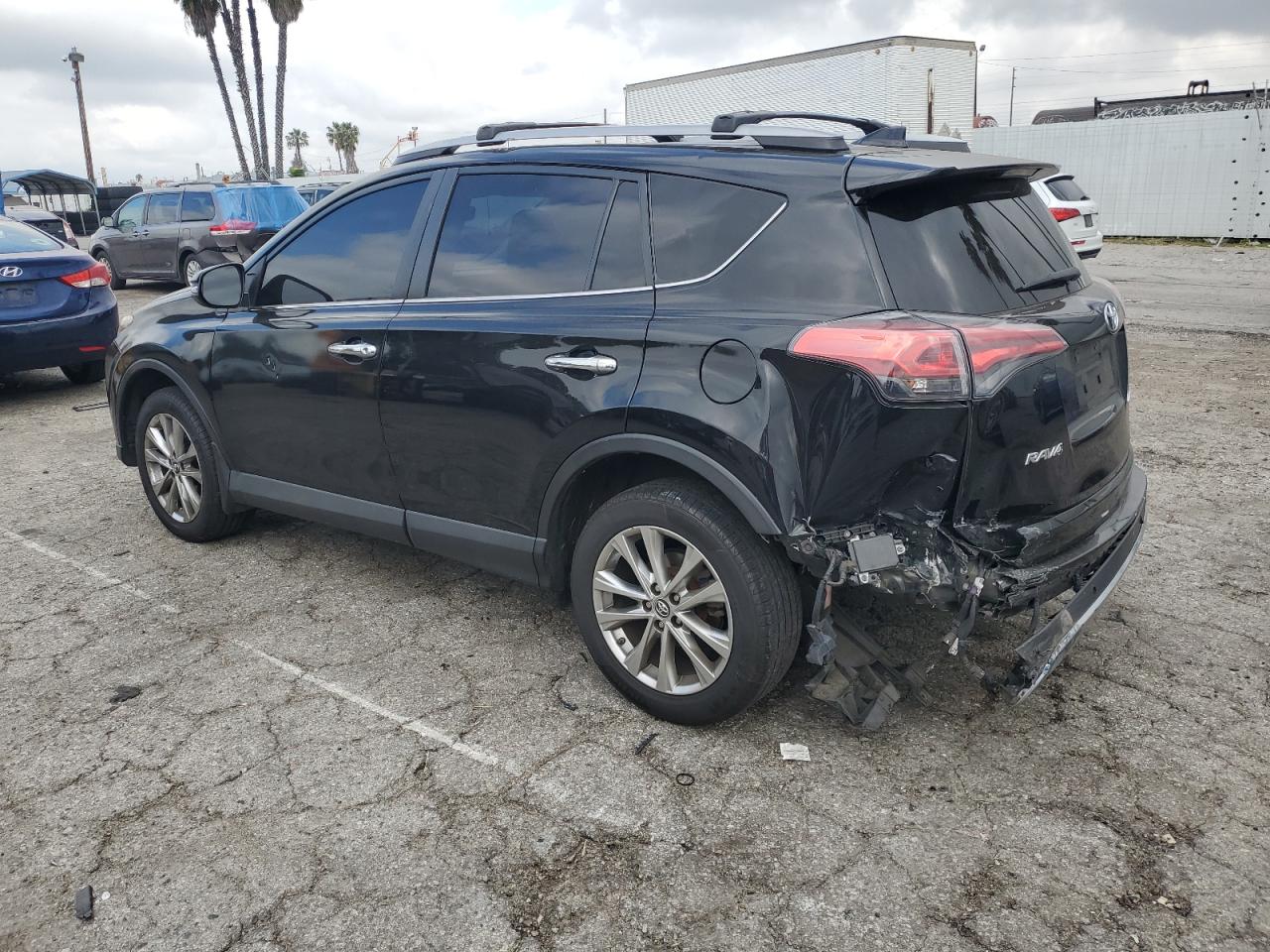 Photo 1 VIN: 2T3YFREV9JW509768 - TOYOTA RAV 4 