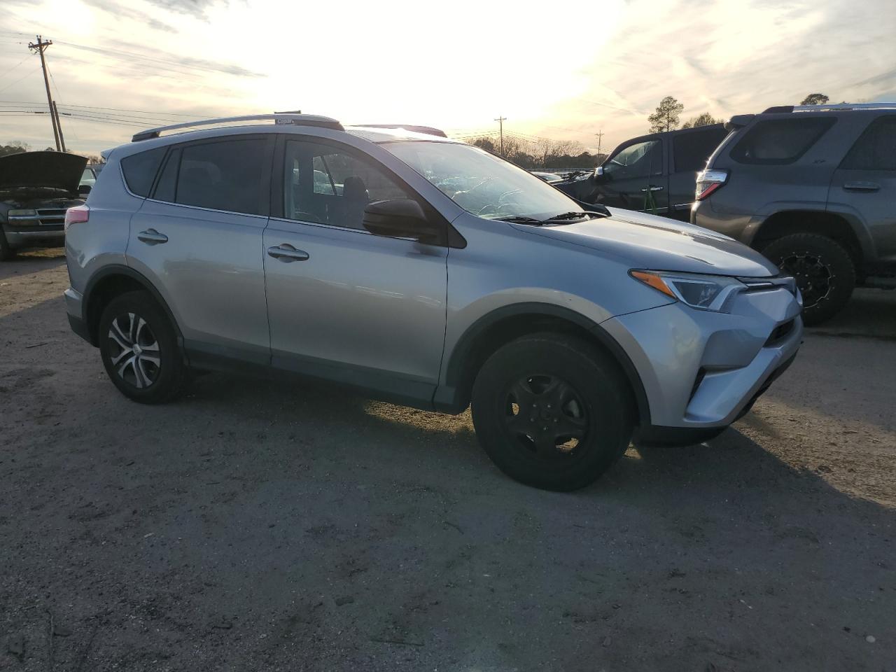 Photo 3 VIN: 2T3ZFREV1JW483123 - TOYOTA RAV4 