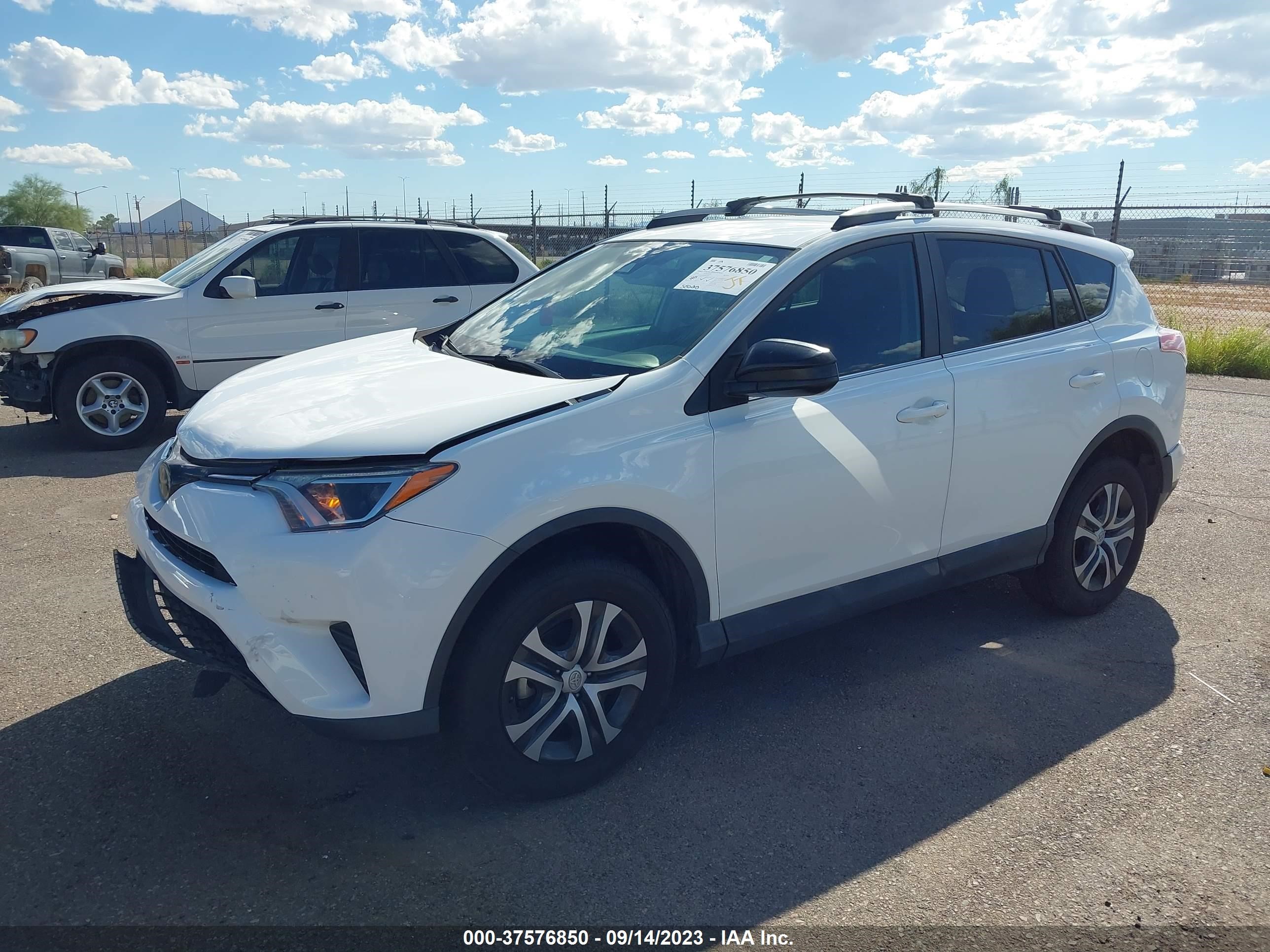 Photo 1 VIN: 2T3ZFREV8JW417992 - TOYOTA RAV 4 