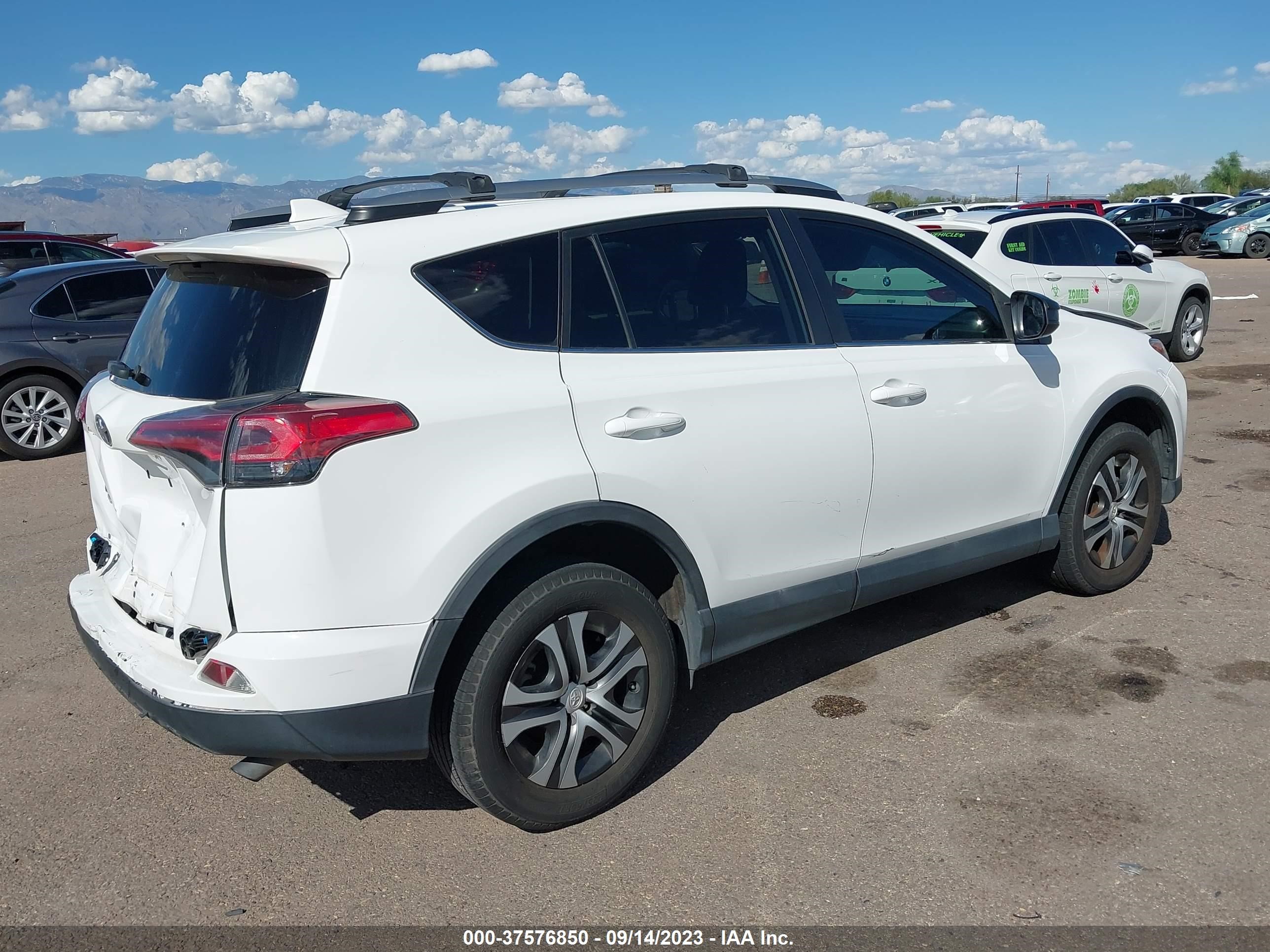 Photo 3 VIN: 2T3ZFREV8JW417992 - TOYOTA RAV 4 