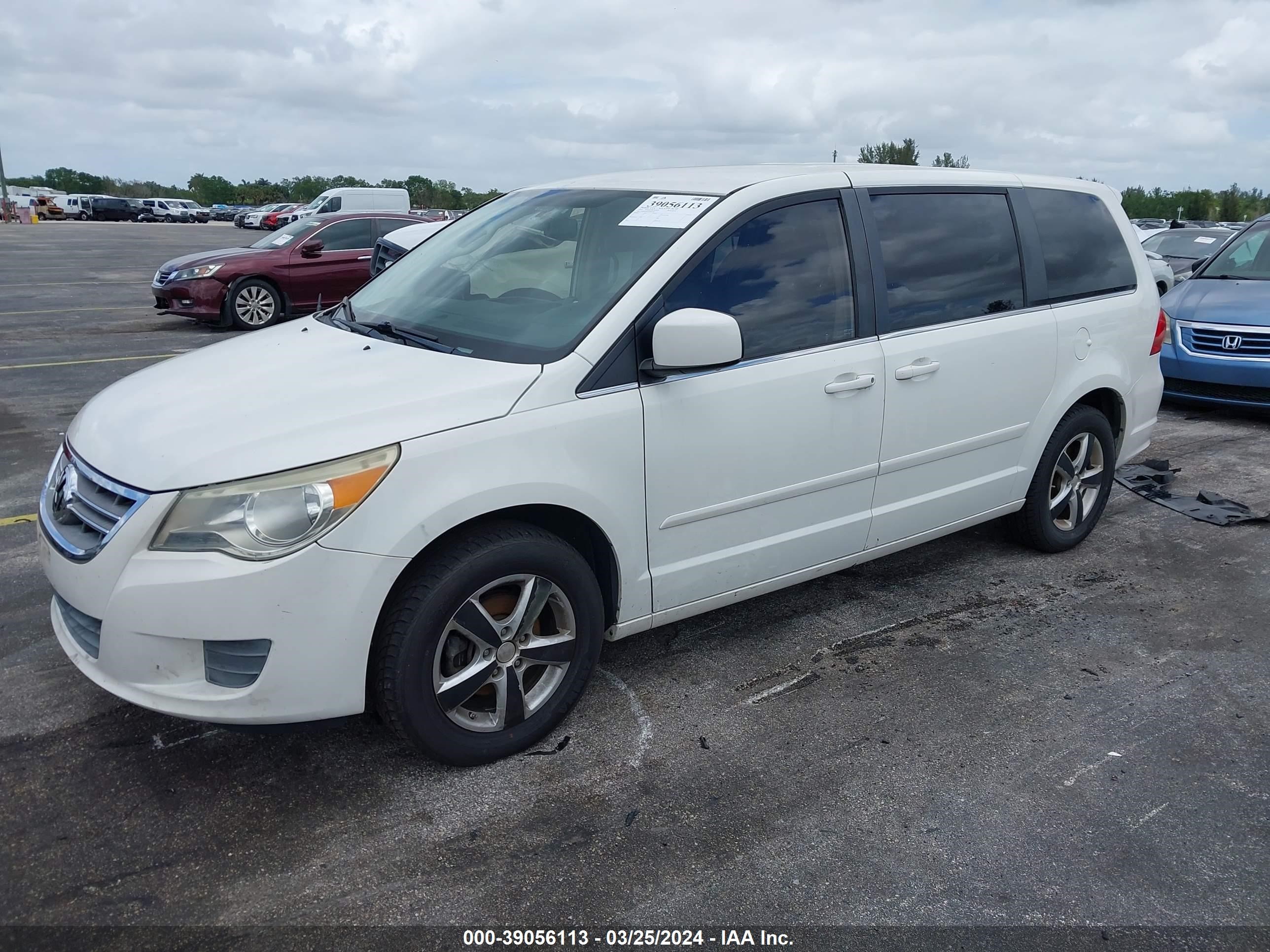 Photo 1 VIN: 2V4RW3D11AR407803 - VOLKSWAGEN ROUTAN 