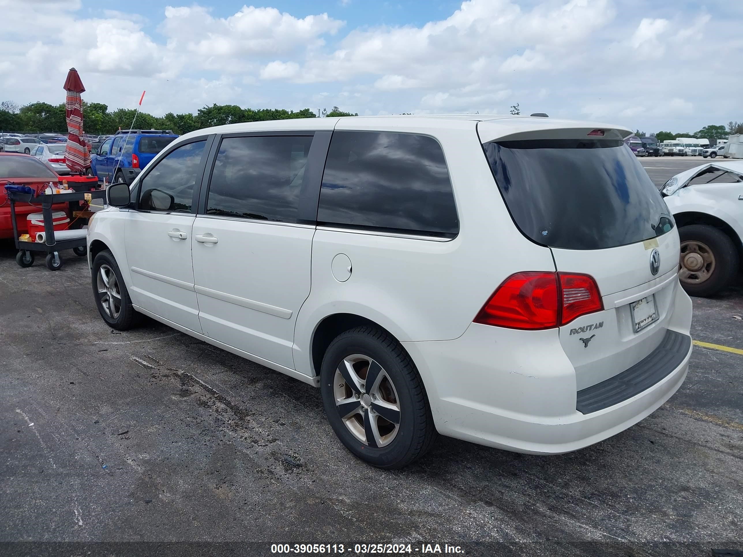 Photo 2 VIN: 2V4RW3D11AR407803 - VOLKSWAGEN ROUTAN 