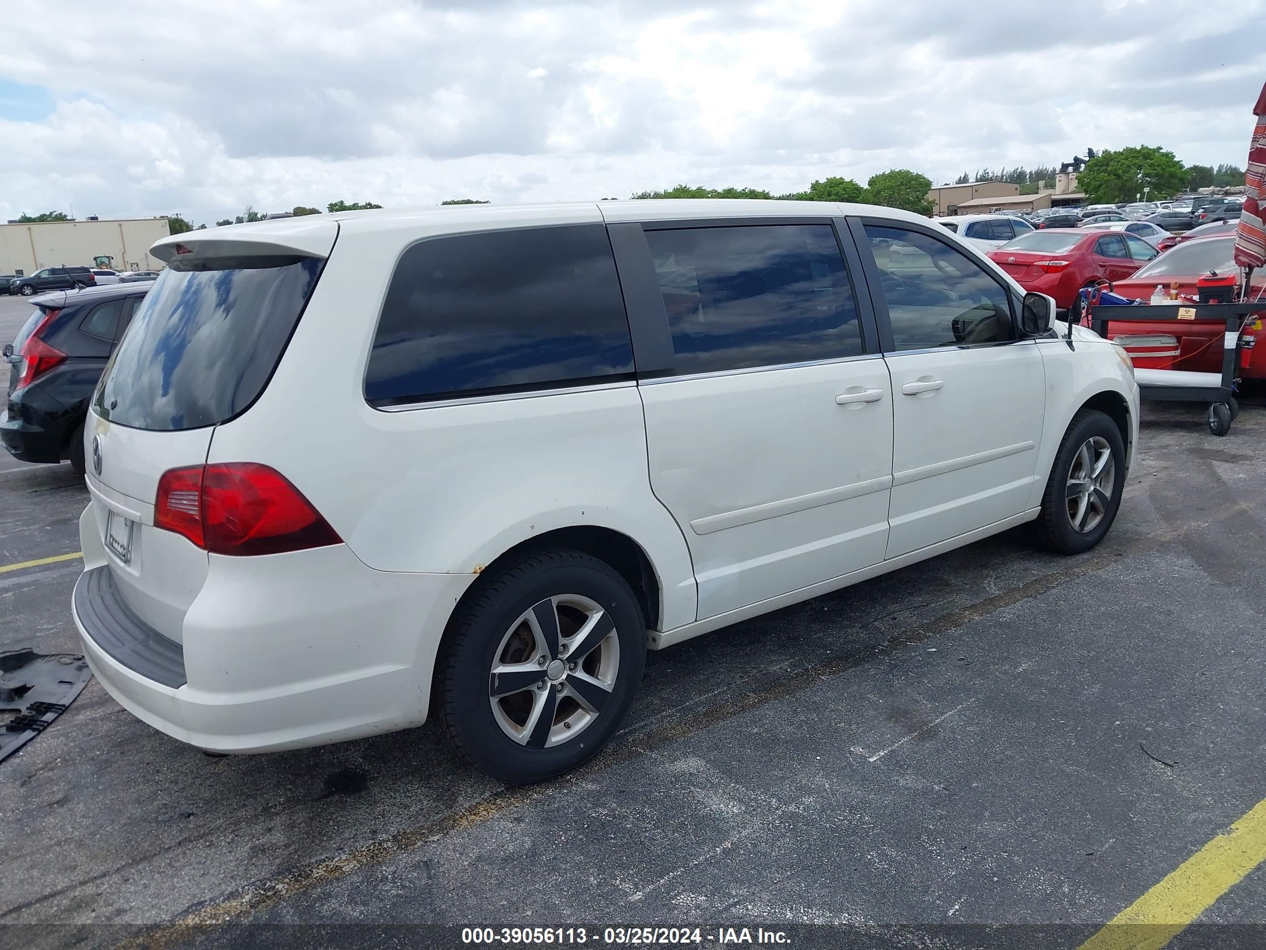 Photo 3 VIN: 2V4RW3D11AR407803 - VOLKSWAGEN ROUTAN 