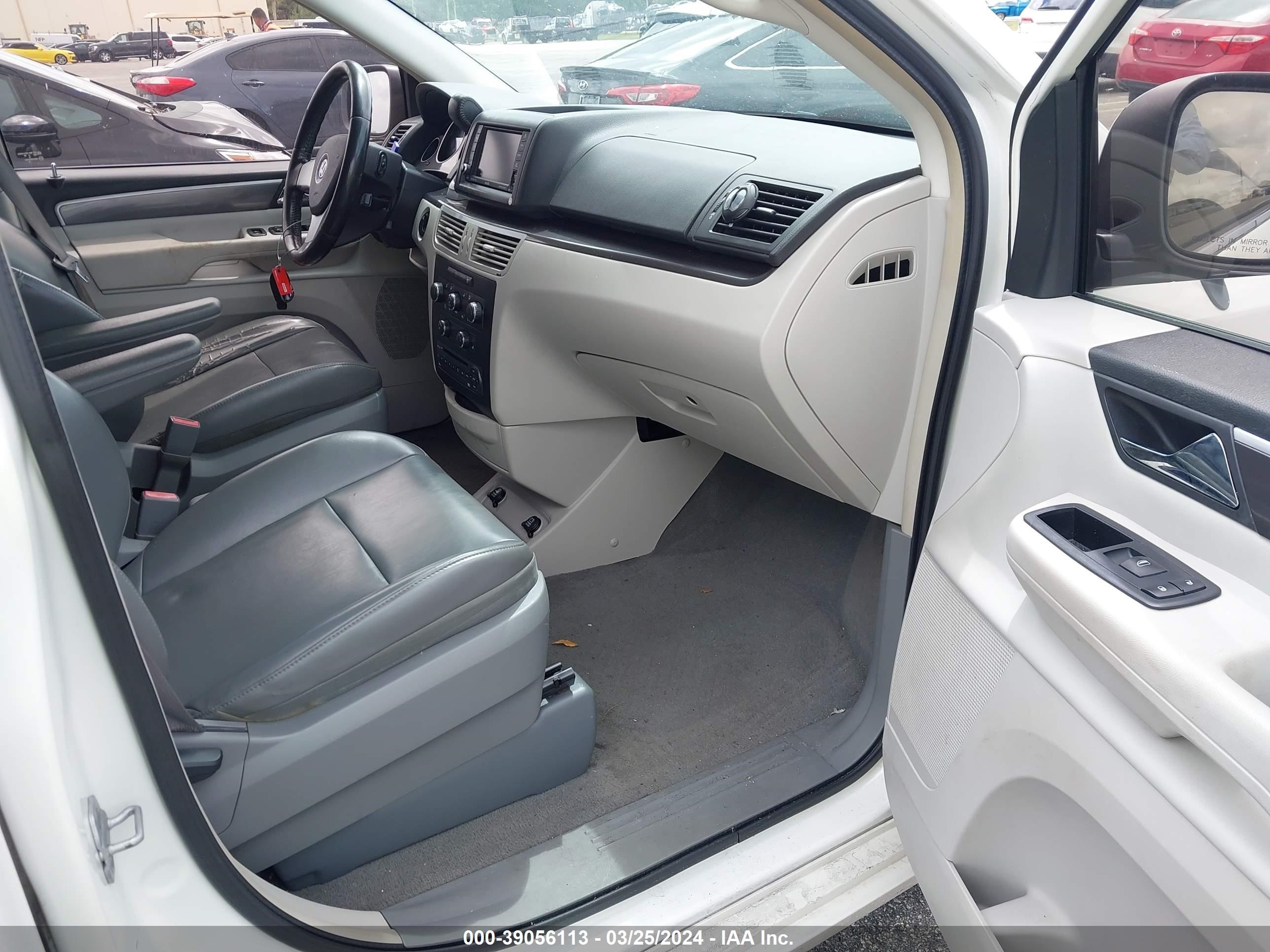 Photo 4 VIN: 2V4RW3D11AR407803 - VOLKSWAGEN ROUTAN 