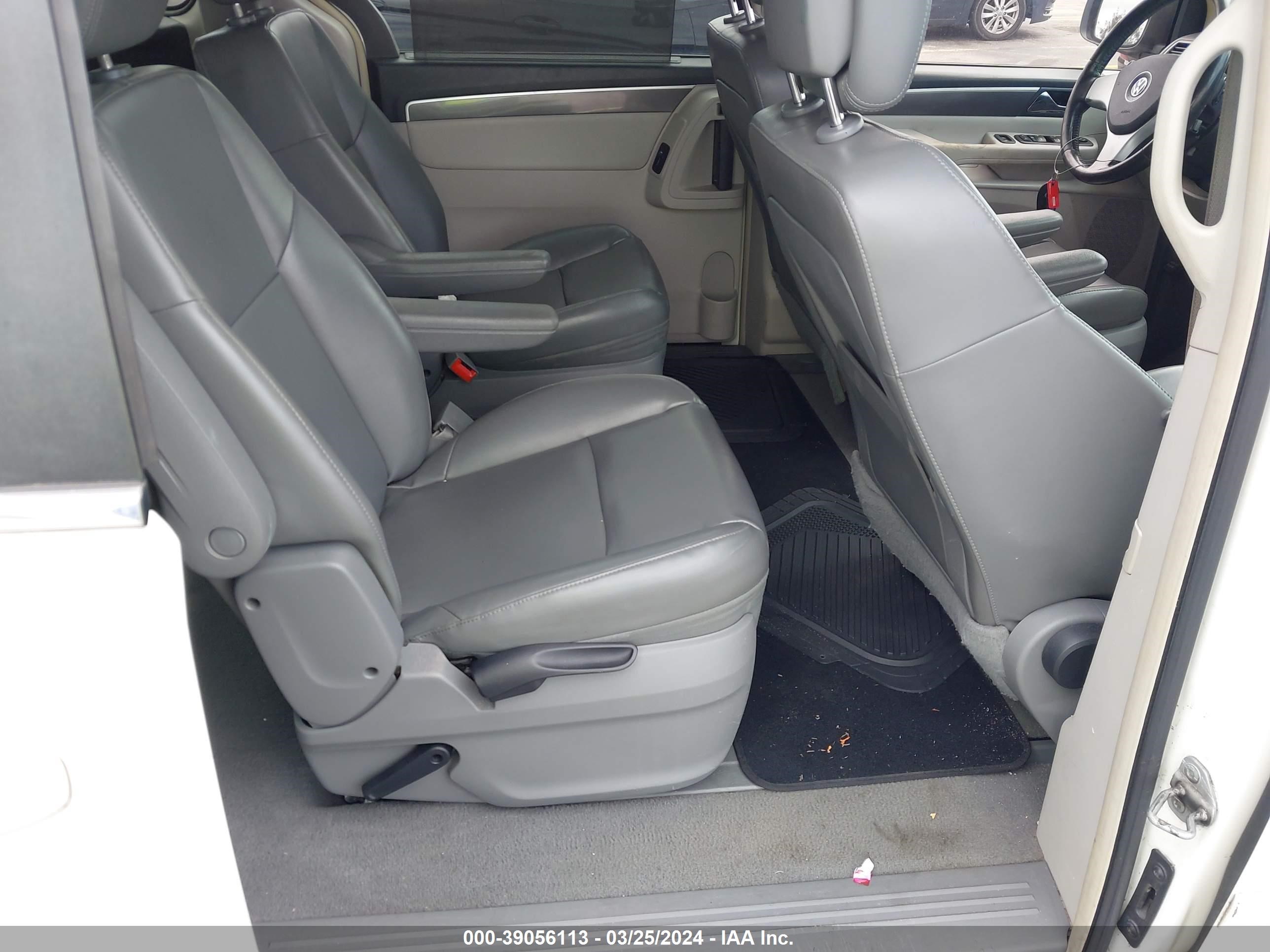 Photo 7 VIN: 2V4RW3D11AR407803 - VOLKSWAGEN ROUTAN 