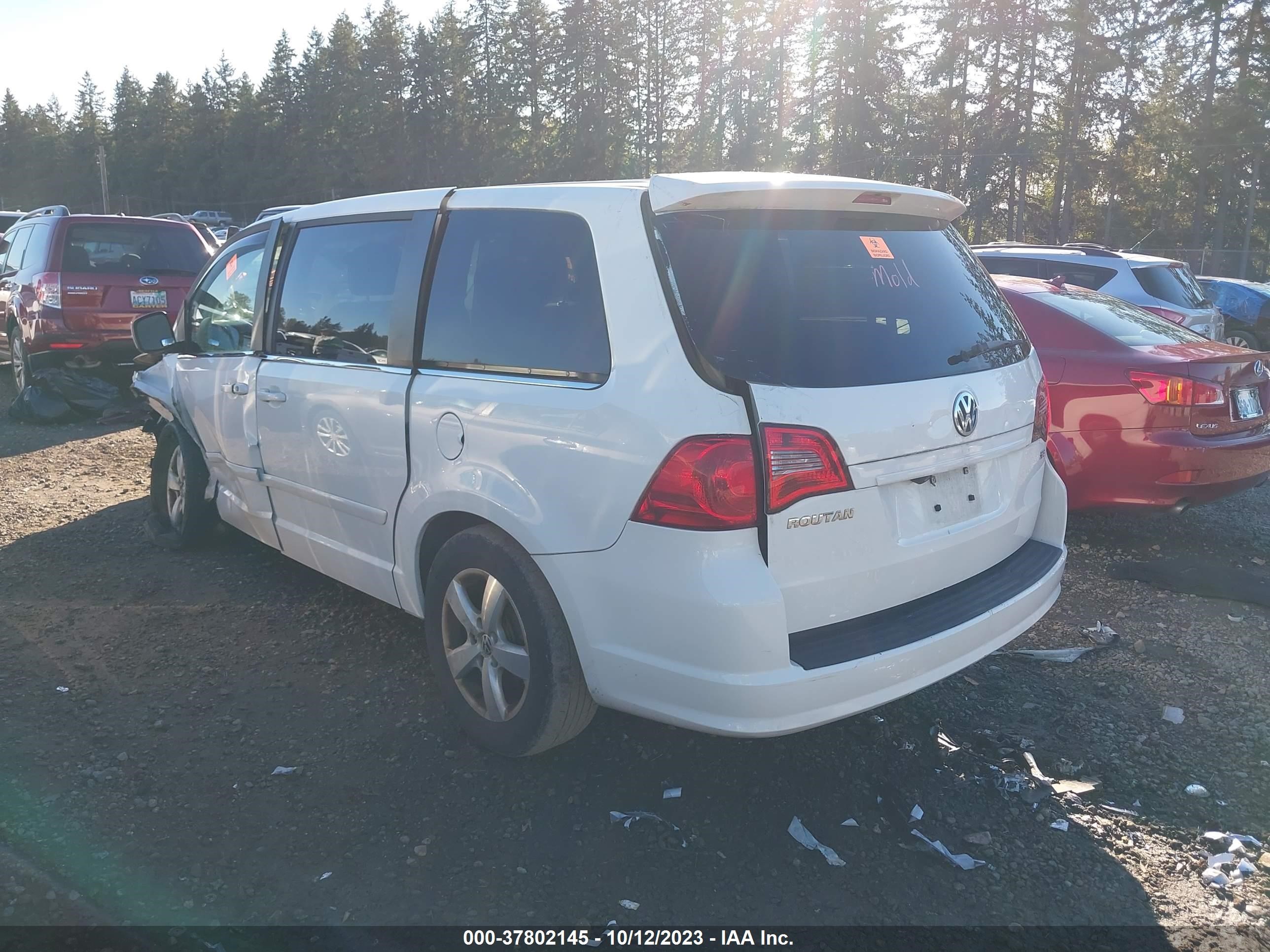 Photo 2 VIN: 2V4RW3D13AR424473 - VOLKSWAGEN ROUTAN 