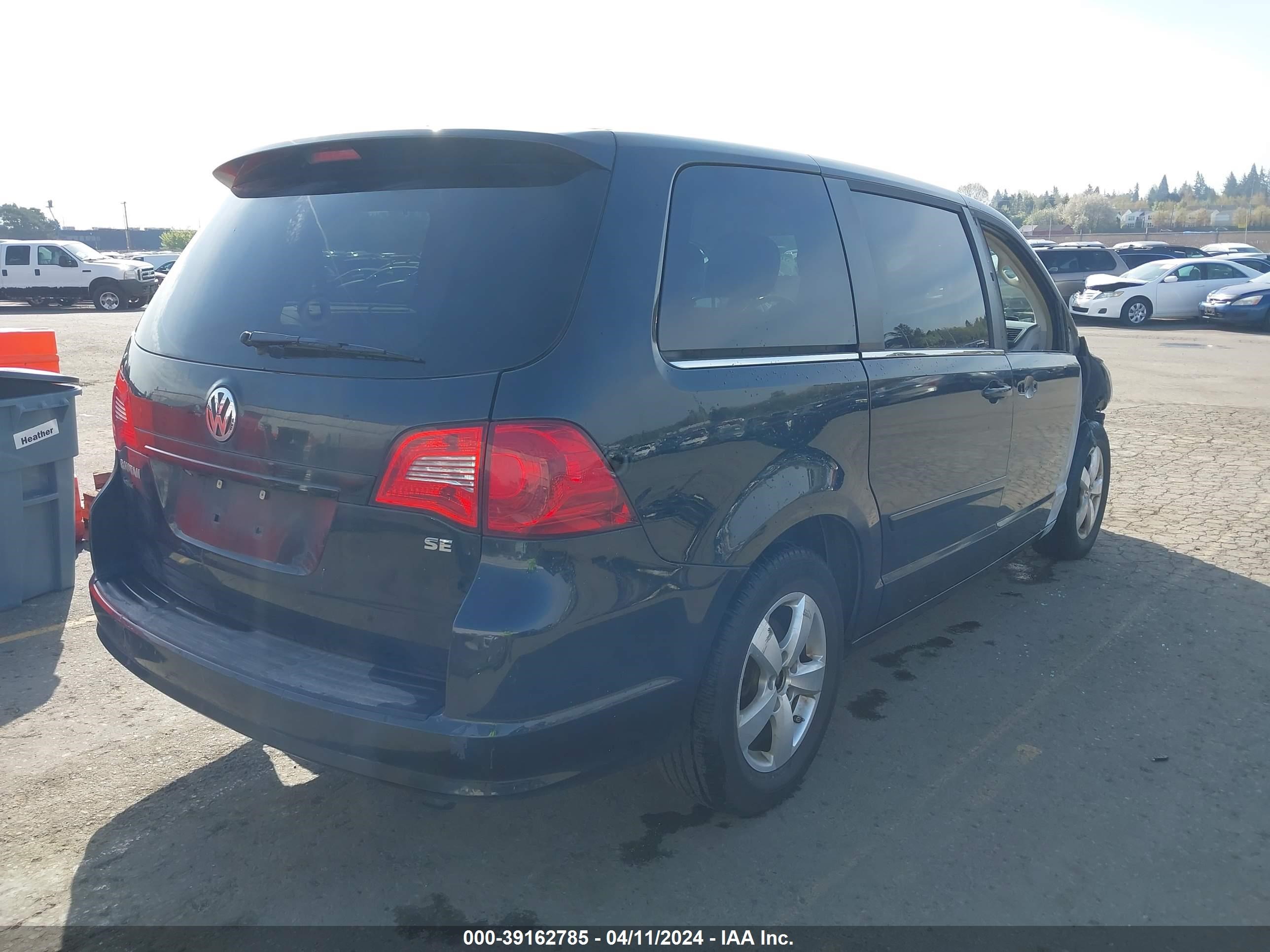 Photo 3 VIN: 2V4RW3D15AR280165 - VOLKSWAGEN ROUTAN 