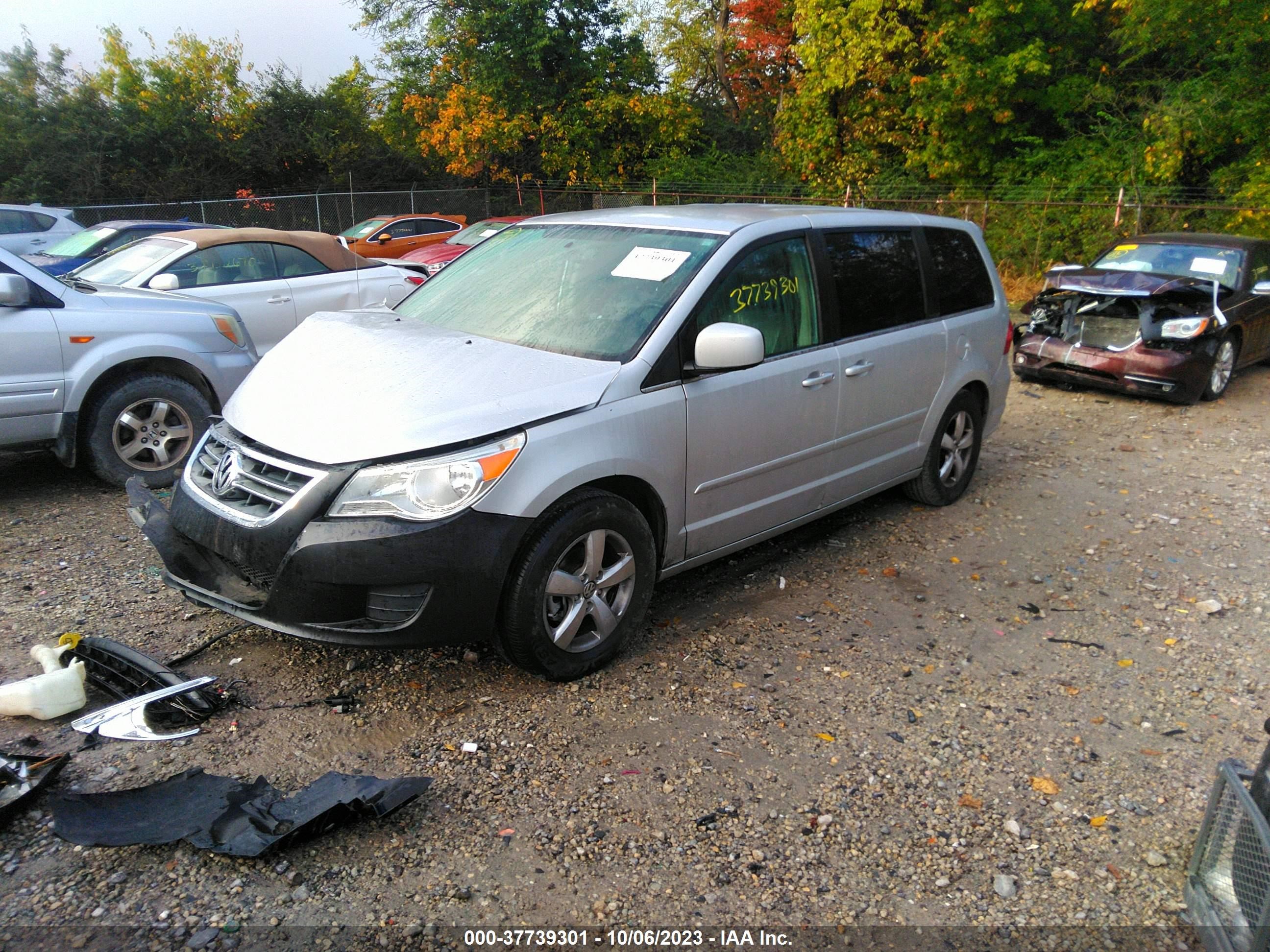 Photo 1 VIN: 2V4RW3D15AR295359 - VOLKSWAGEN ROUTAN 