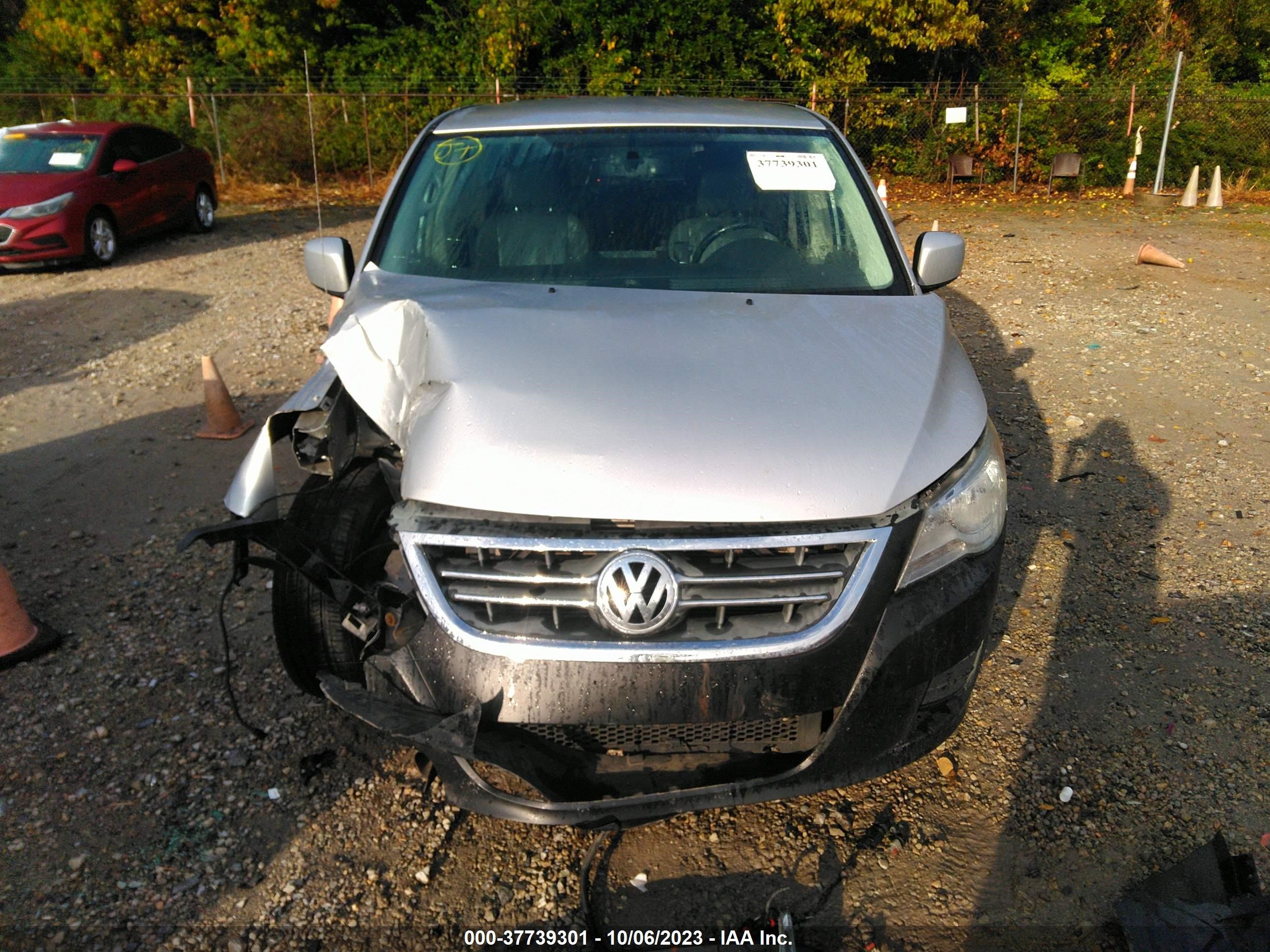 Photo 12 VIN: 2V4RW3D15AR295359 - VOLKSWAGEN ROUTAN 