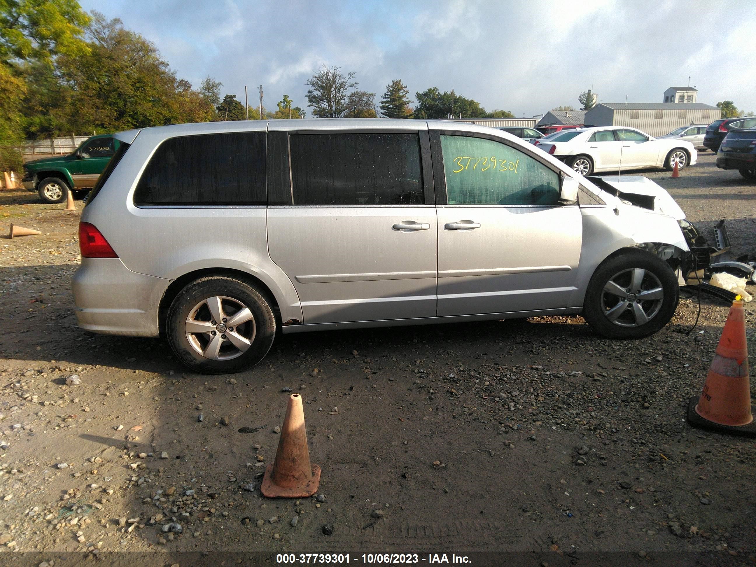 Photo 13 VIN: 2V4RW3D15AR295359 - VOLKSWAGEN ROUTAN 