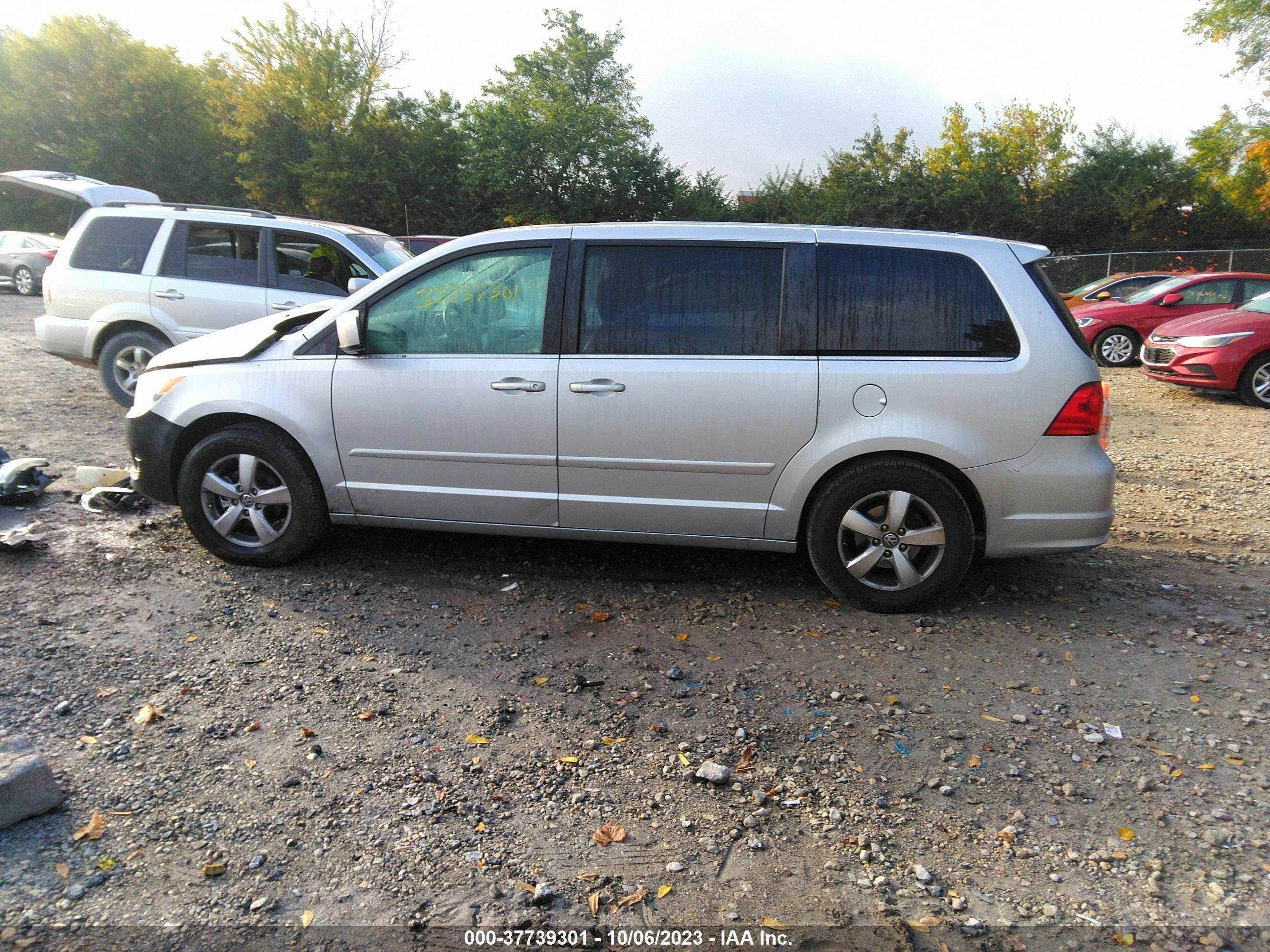 Photo 14 VIN: 2V4RW3D15AR295359 - VOLKSWAGEN ROUTAN 