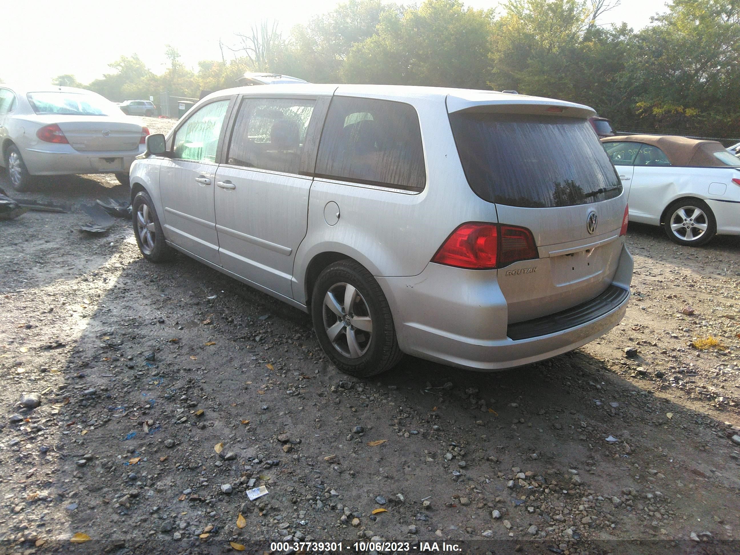 Photo 2 VIN: 2V4RW3D15AR295359 - VOLKSWAGEN ROUTAN 