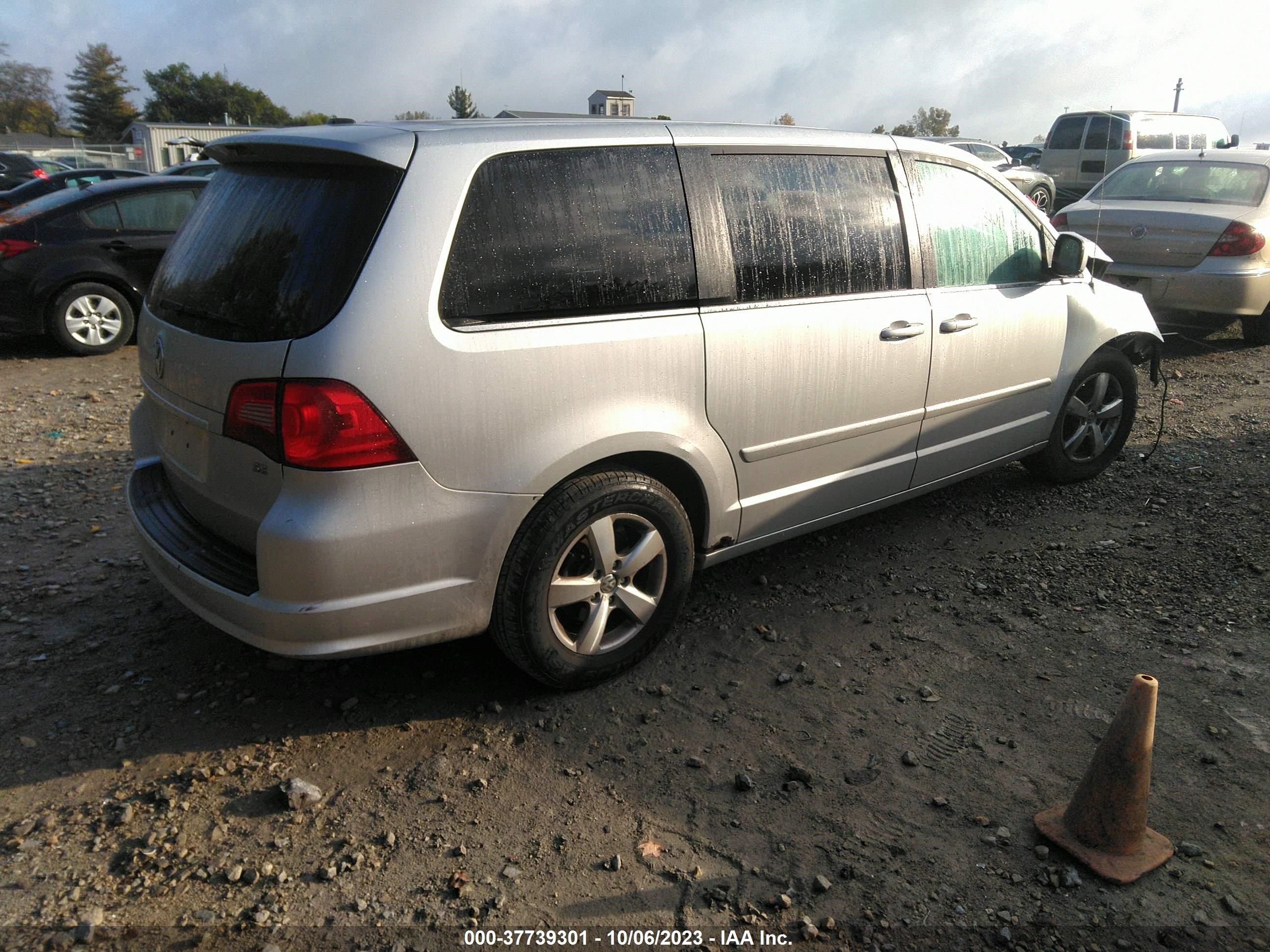 Photo 3 VIN: 2V4RW3D15AR295359 - VOLKSWAGEN ROUTAN 