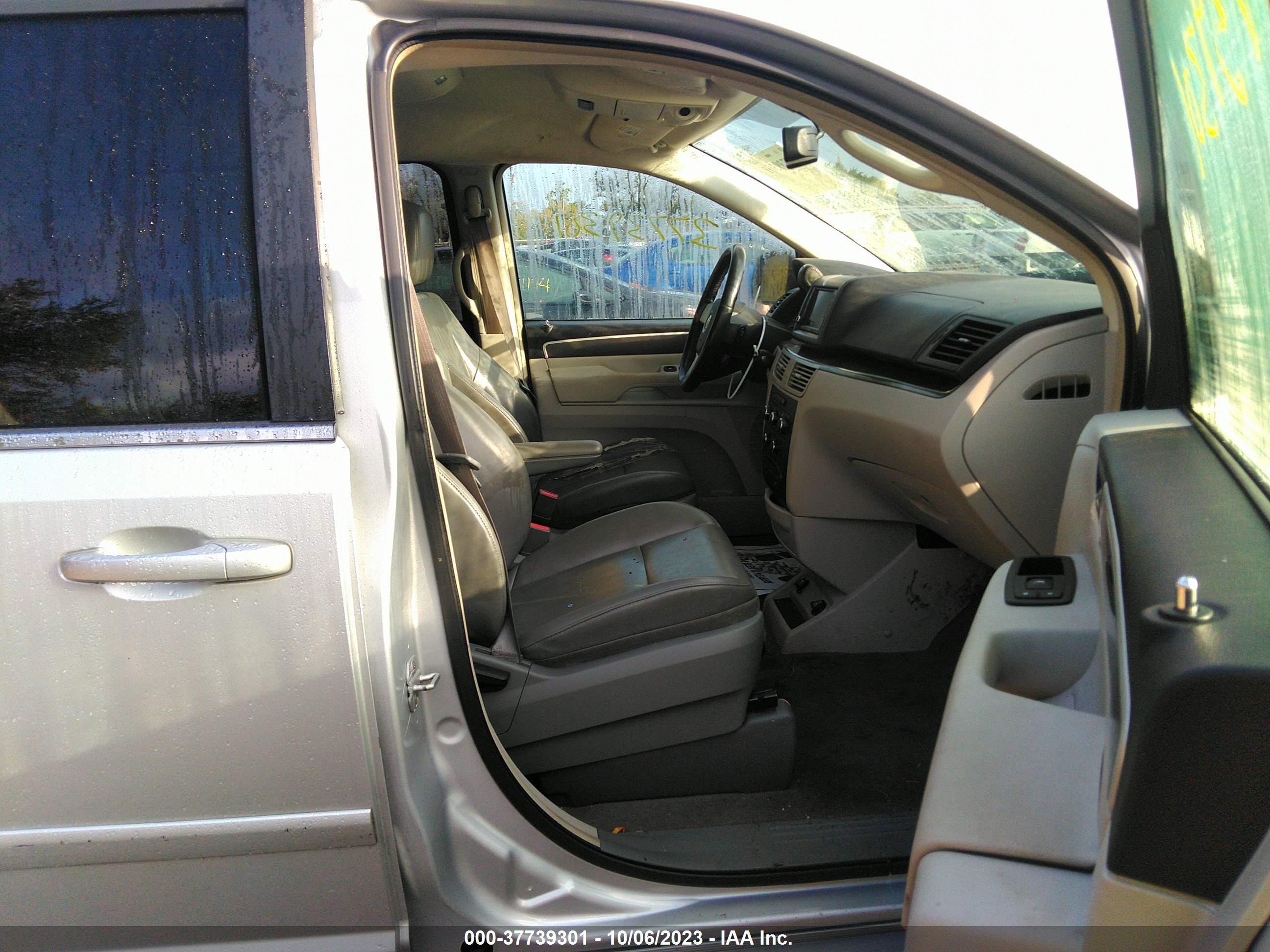 Photo 4 VIN: 2V4RW3D15AR295359 - VOLKSWAGEN ROUTAN 