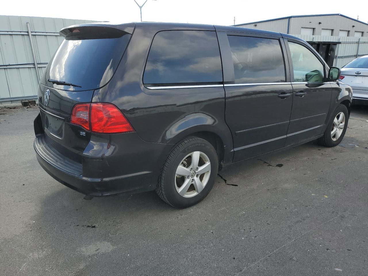 Photo 2 VIN: 2V4RW3D18AR348412 - VOLKSWAGEN ROUTAN 