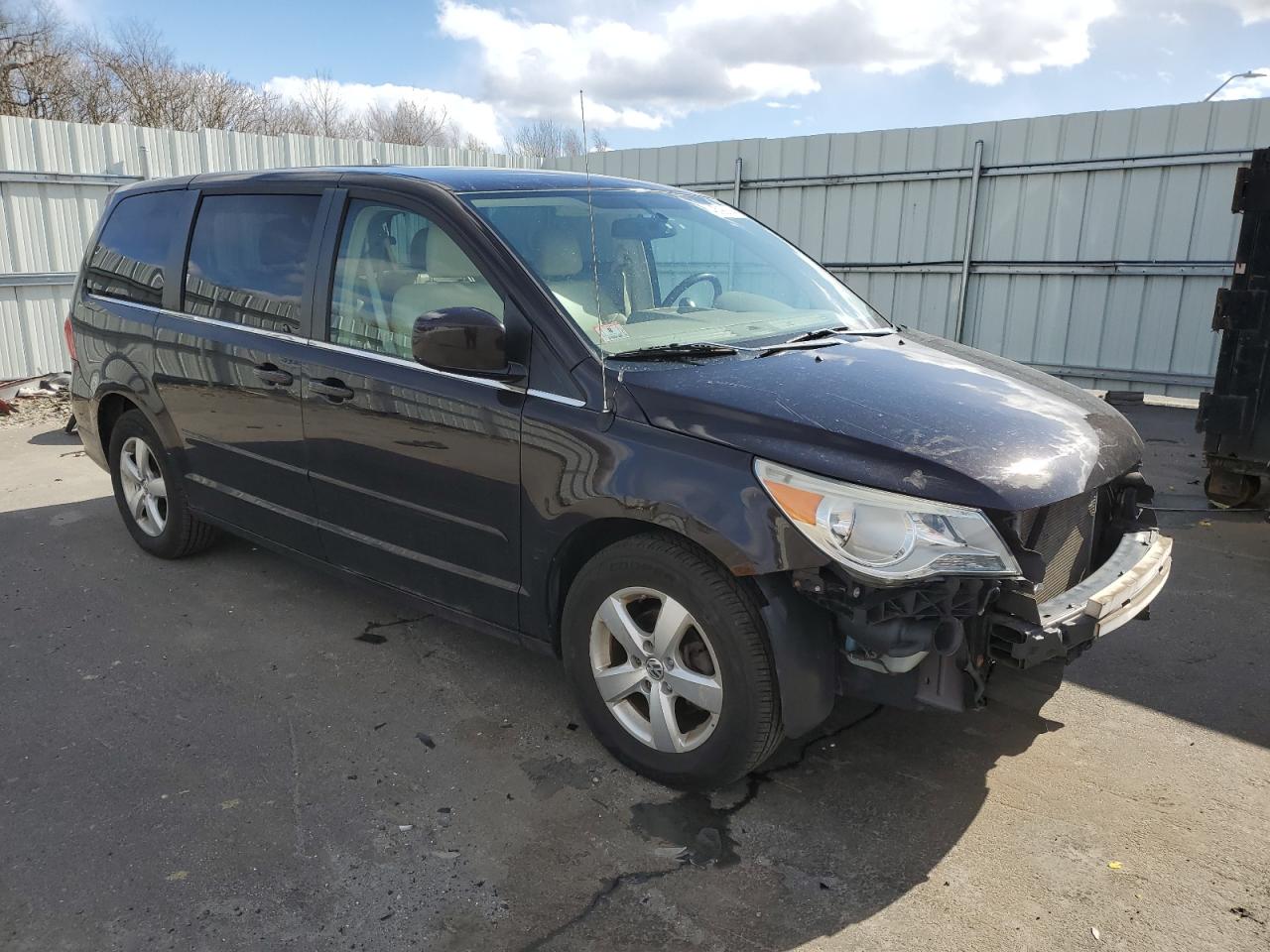 Photo 3 VIN: 2V4RW3D18AR348412 - VOLKSWAGEN ROUTAN 