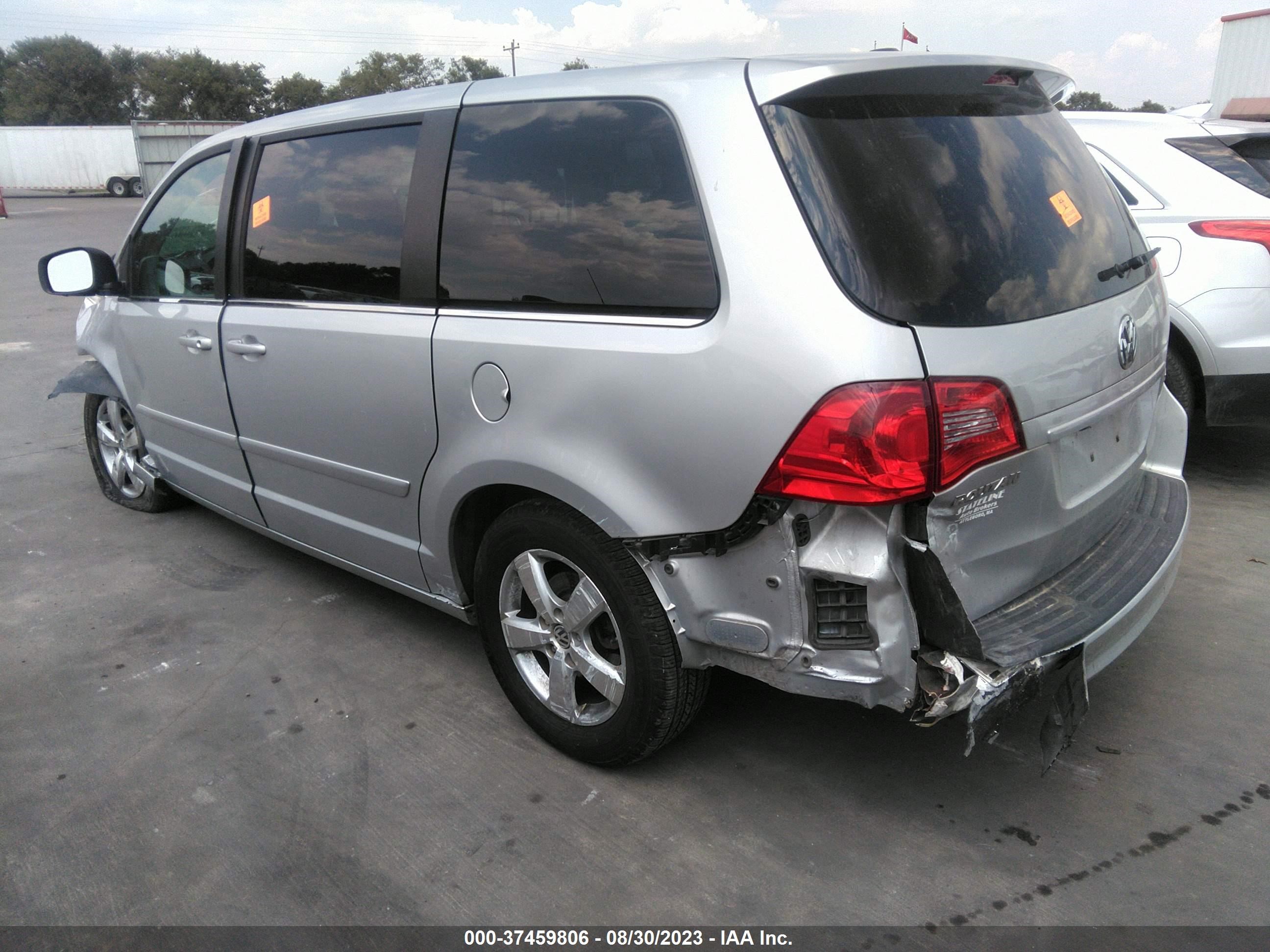 Photo 2 VIN: 2V4RW3D19AR195801 - VOLKSWAGEN ROUTAN 