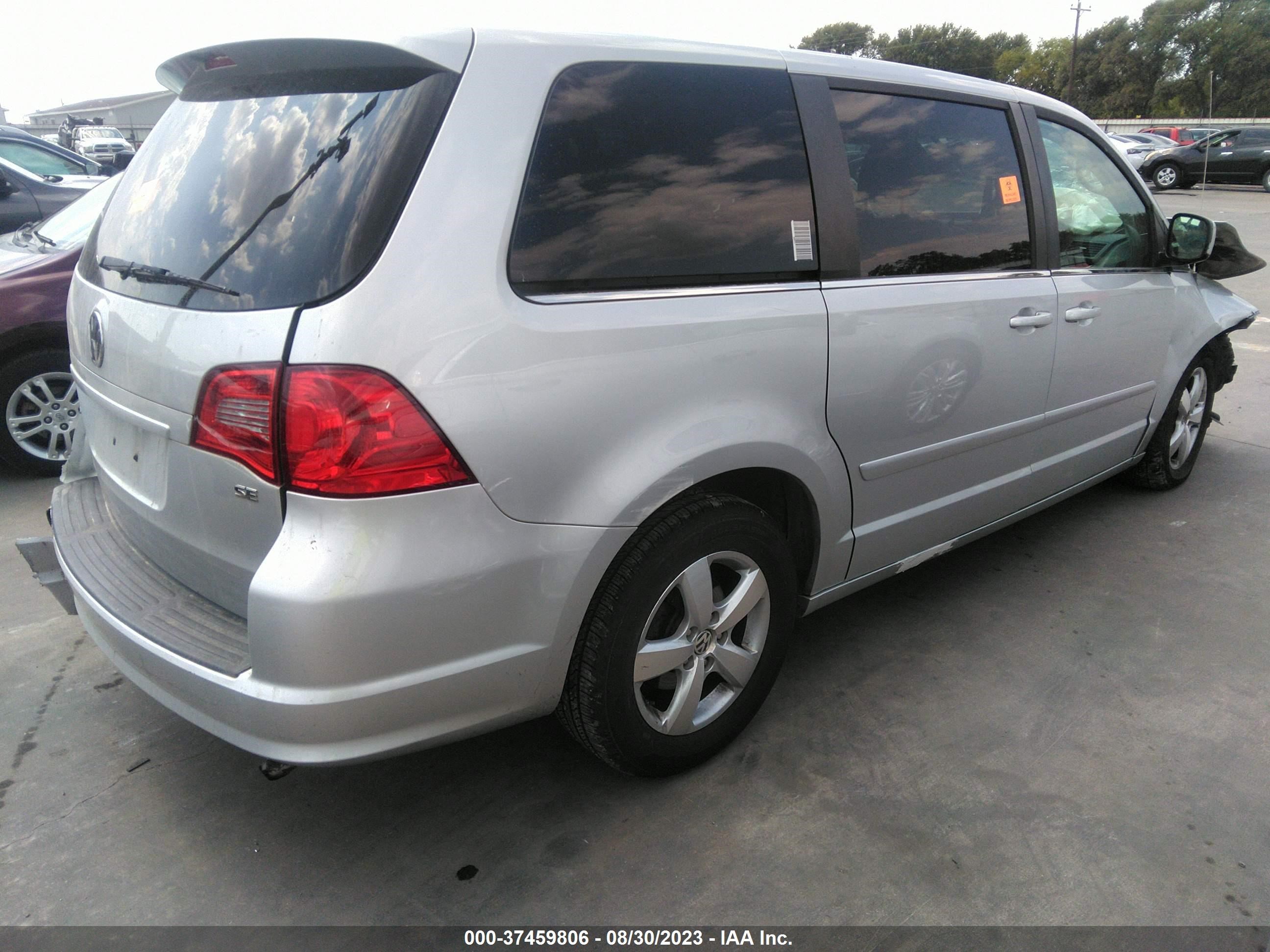 Photo 3 VIN: 2V4RW3D19AR195801 - VOLKSWAGEN ROUTAN 