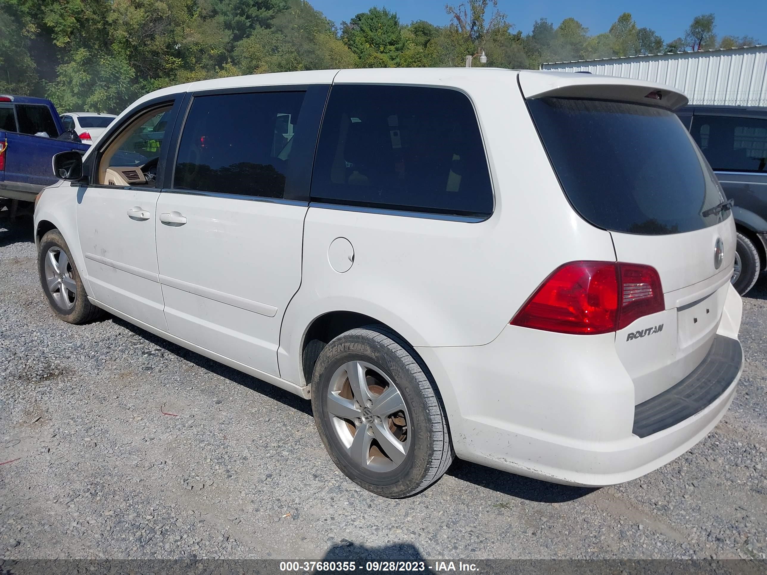 Photo 2 VIN: 2V4RW3D1XAR295096 - VOLKSWAGEN ROUTAN 