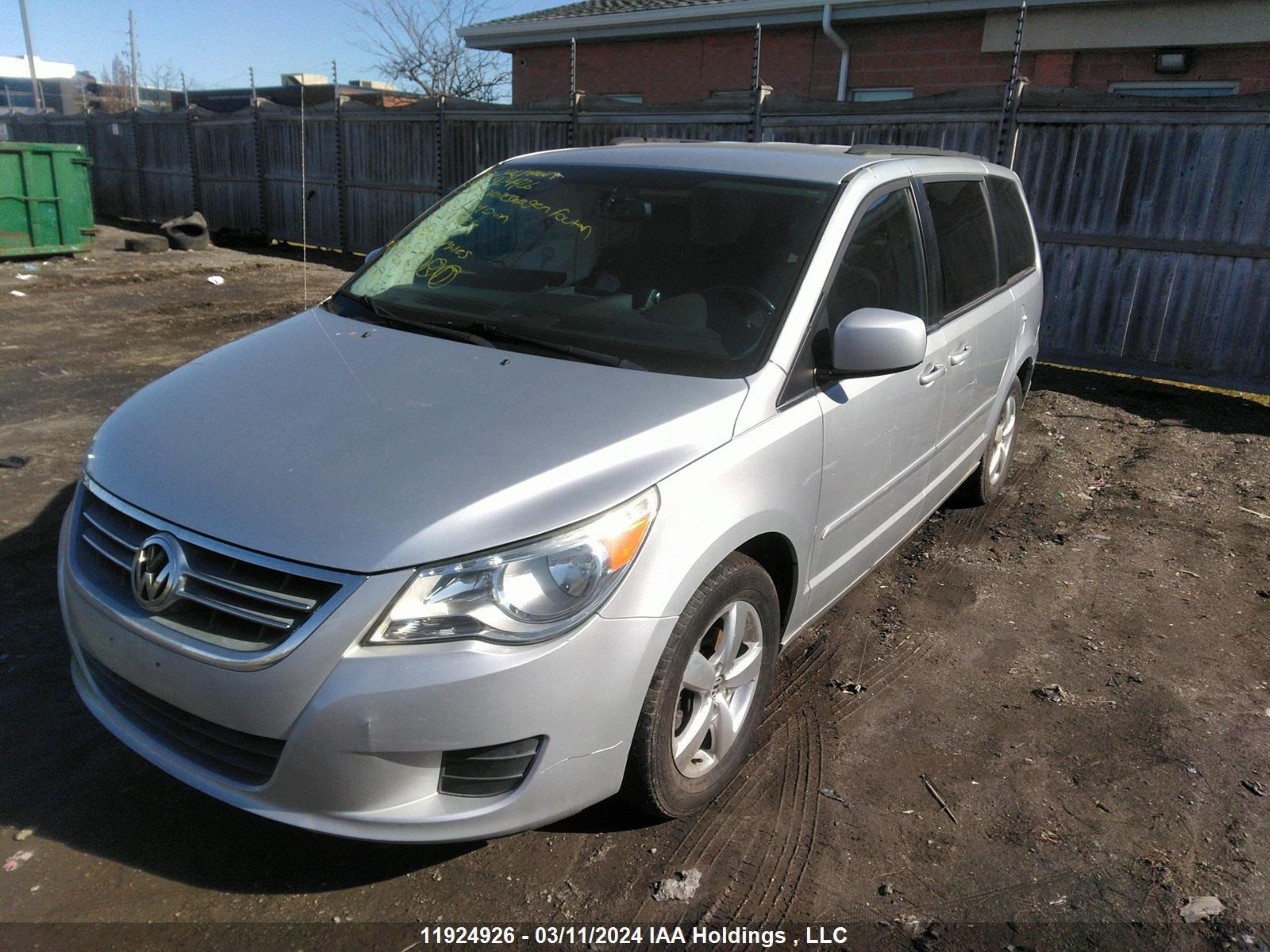 Photo 1 VIN: 2V4RW3DG0BR670340 - VOLKSWAGEN ROUTAN 