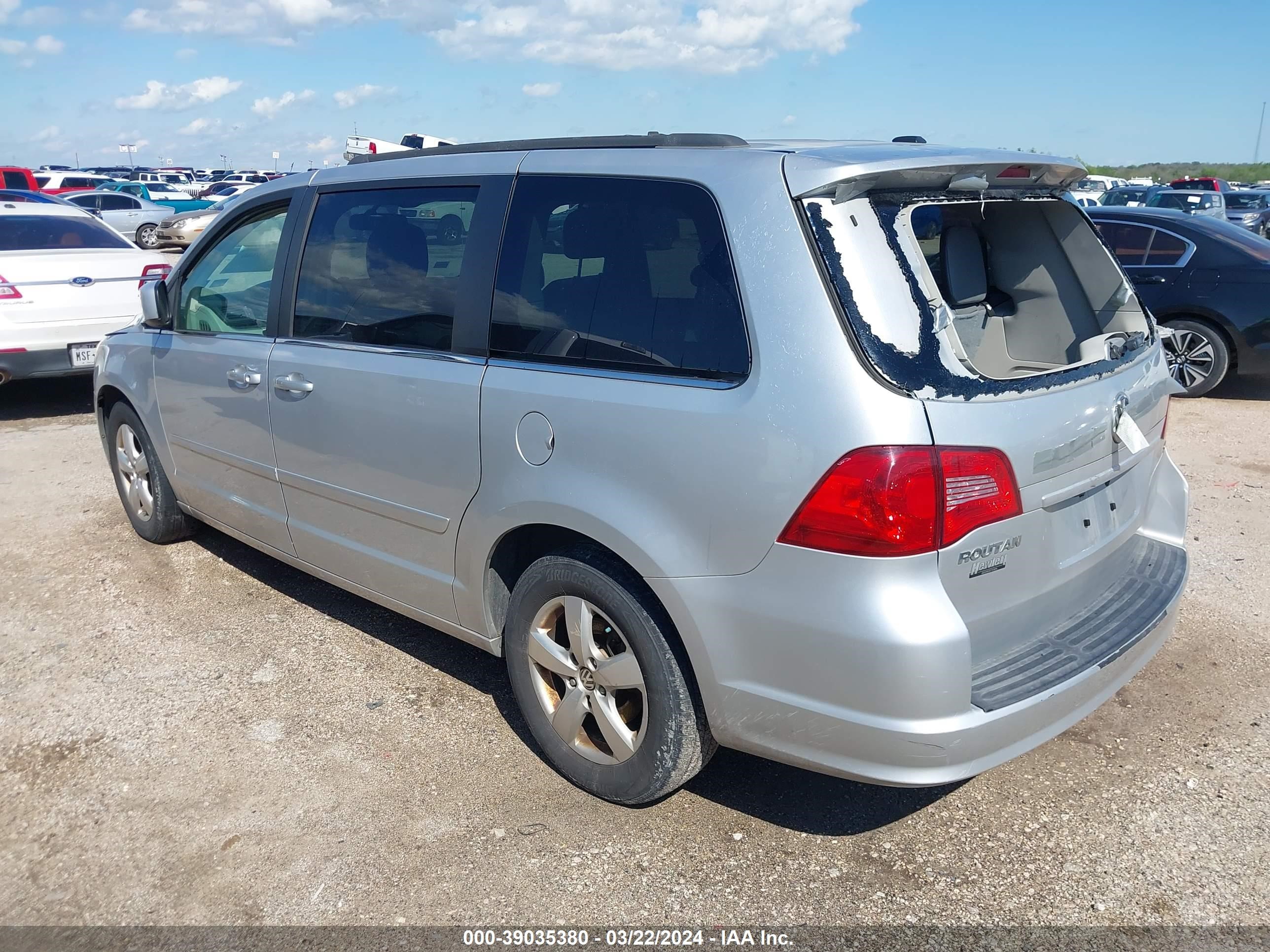 Photo 2 VIN: 2V4RW3DG3BR626204 - VOLKSWAGEN ROUTAN 