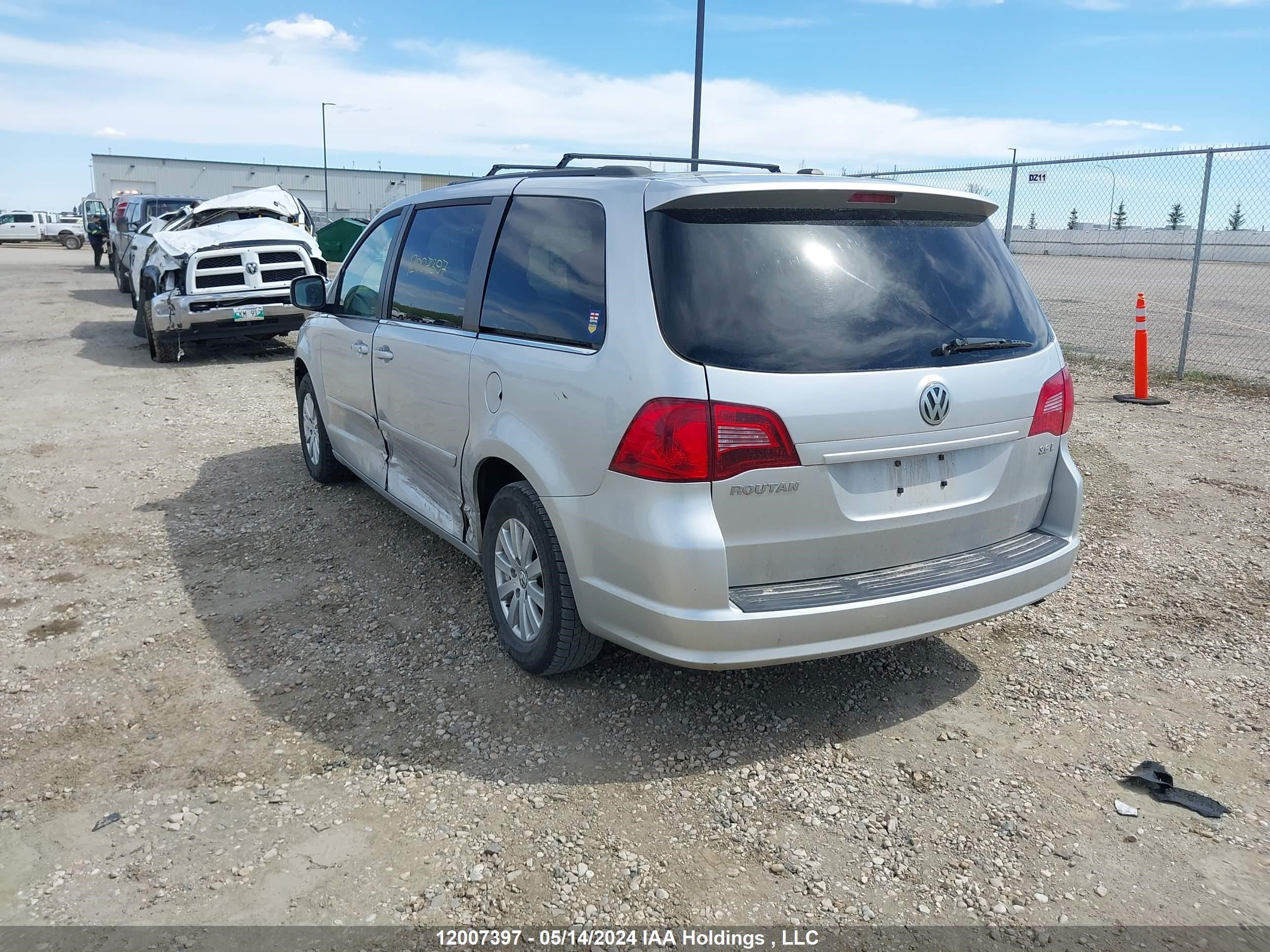 Photo 2 VIN: 2V4RW3DG4BR768738 - VOLKSWAGEN ROUTAN 