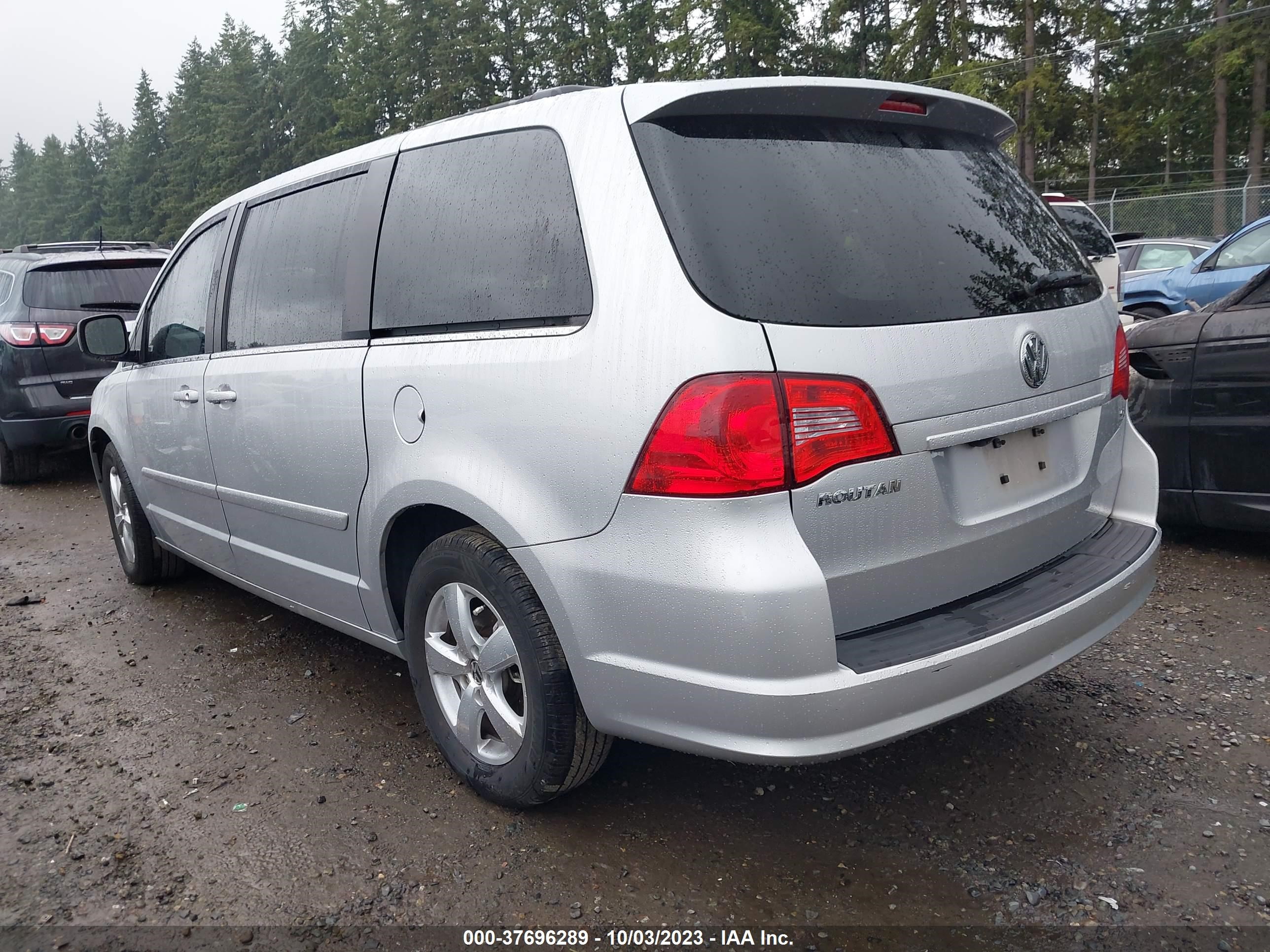 Photo 2 VIN: 2V4RW3DG6BR624110 - VOLKSWAGEN ROUTAN 