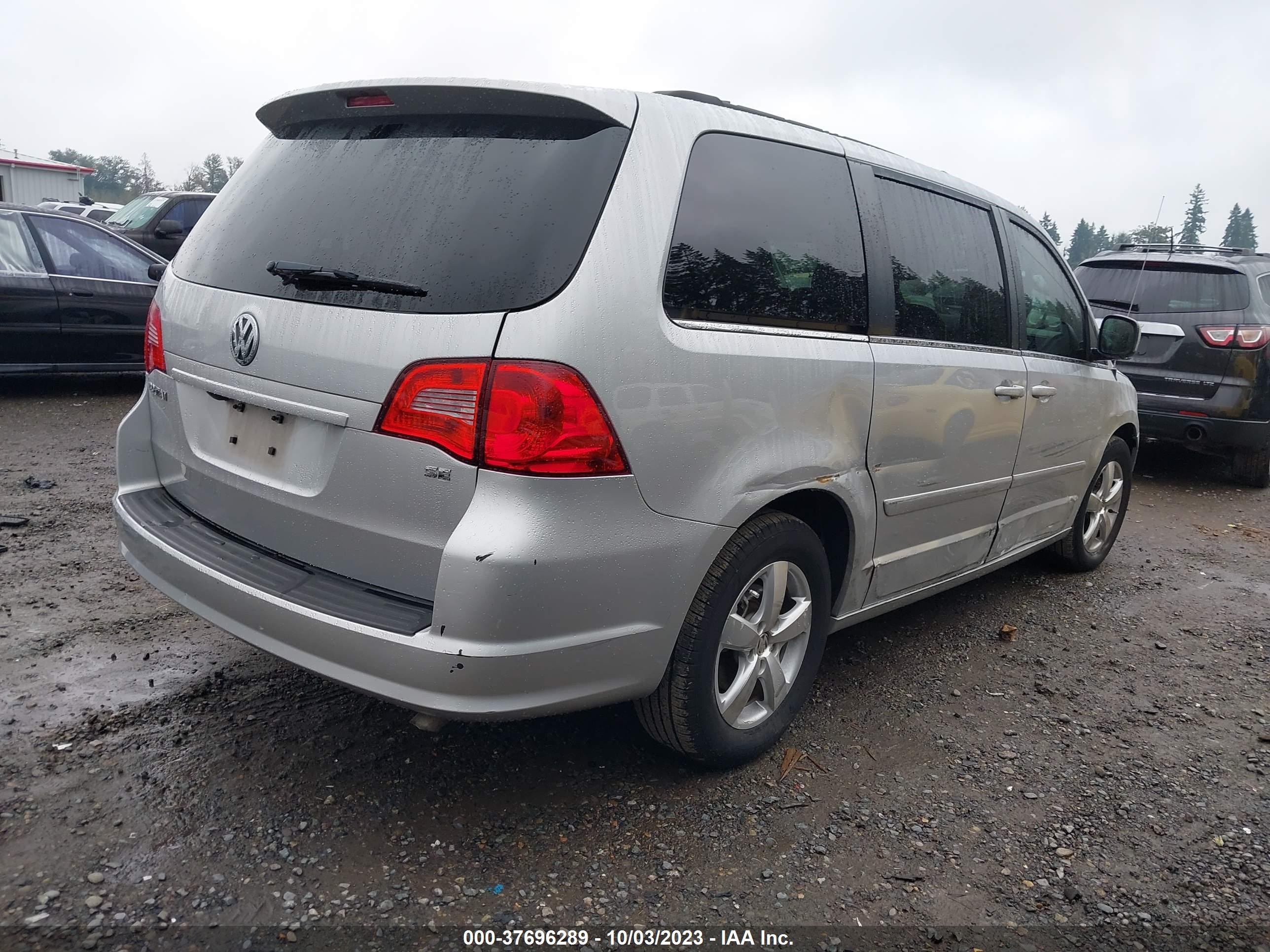 Photo 3 VIN: 2V4RW3DG6BR624110 - VOLKSWAGEN ROUTAN 