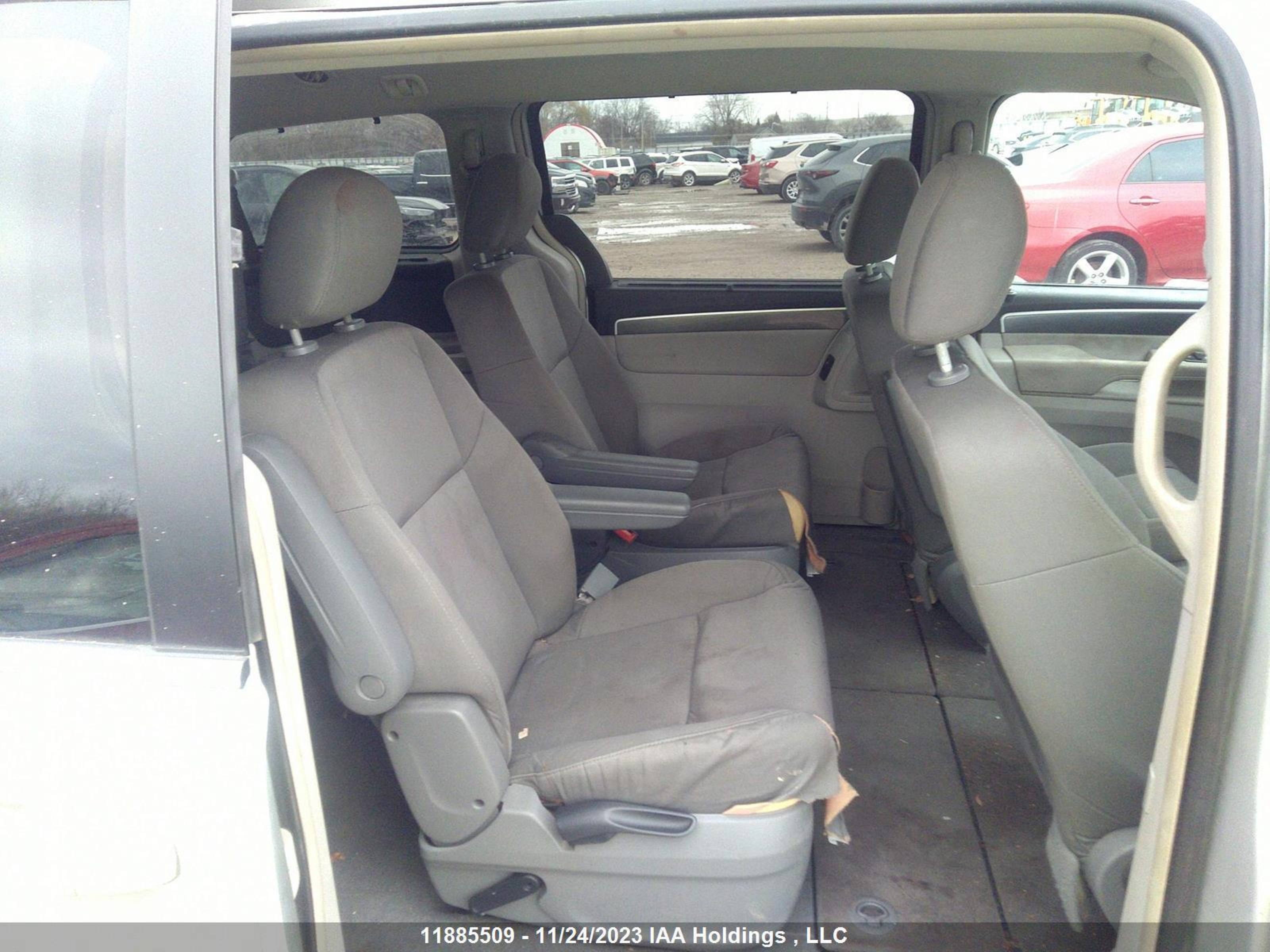 Photo 7 VIN: 2V4RW3DX3AR227176 - VOLKSWAGEN ROUTAN 