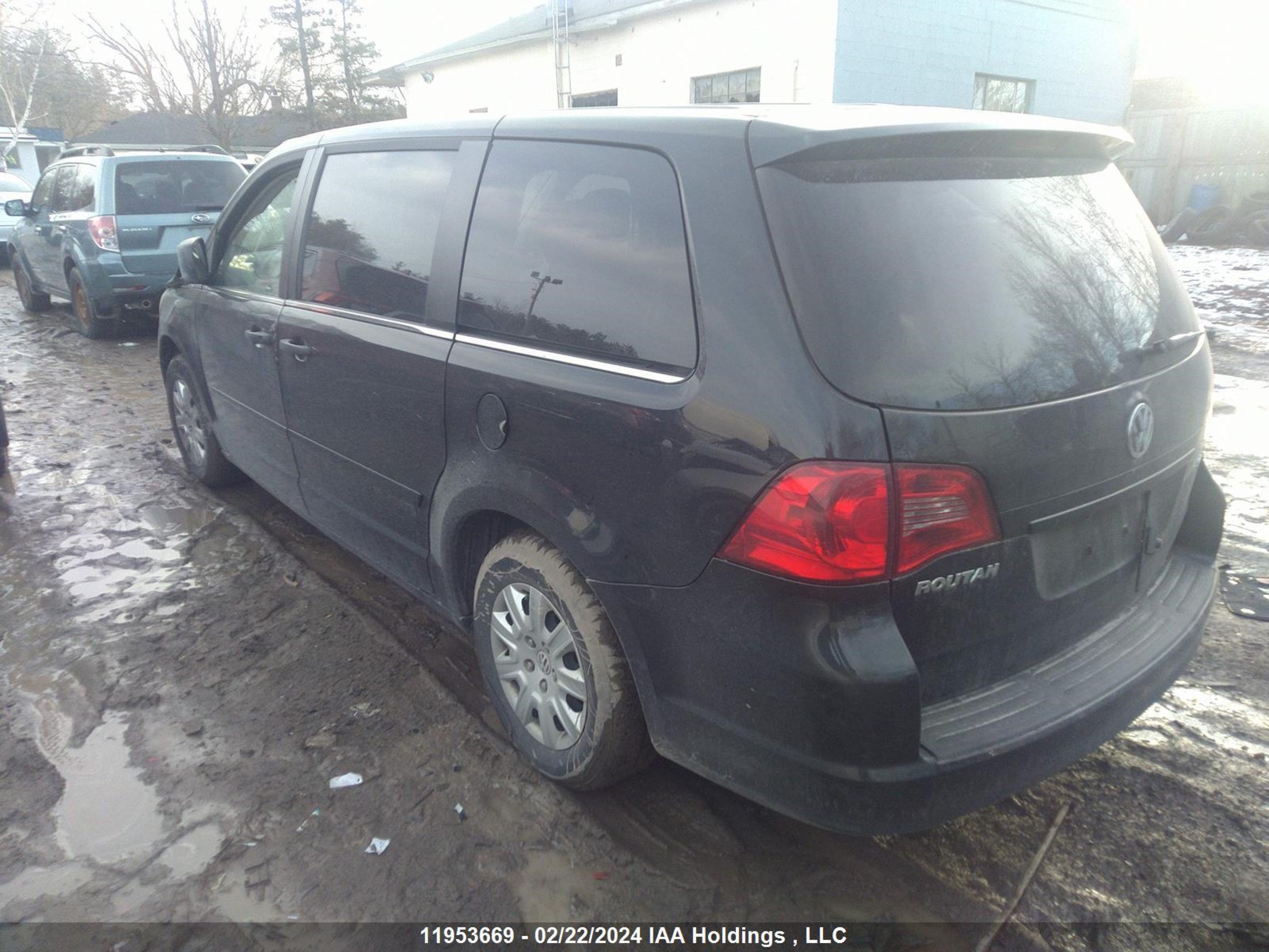 Photo 2 VIN: 2V4RW4DGXBR740657 - VOLKSWAGEN ROUTAN 