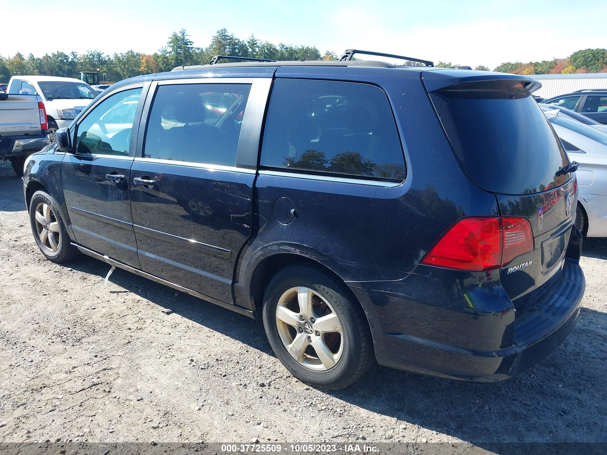 Photo 2 VIN: 2V4RW5DG5BR691907 - VOLKSWAGEN ROUTAN 