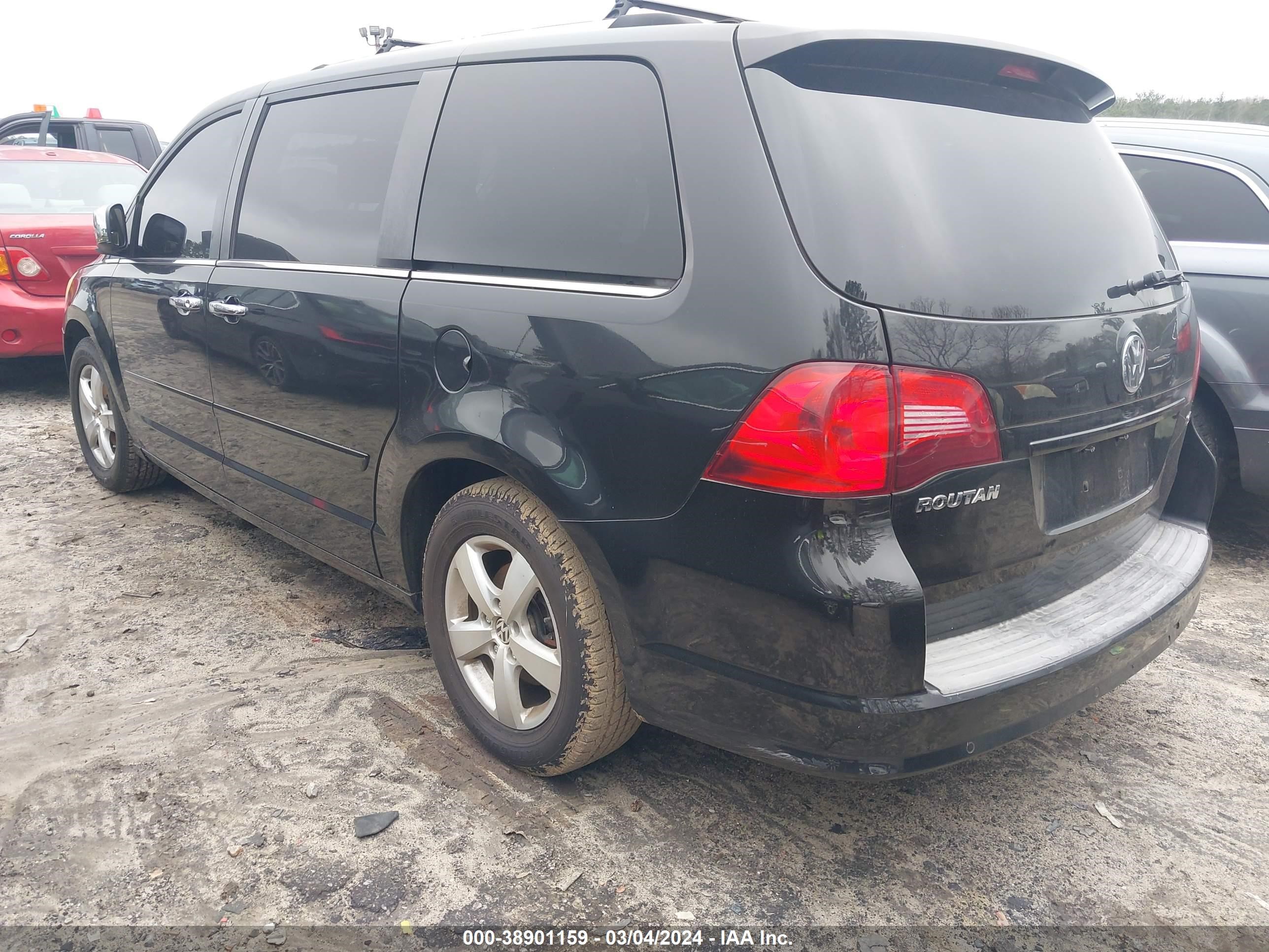 Photo 2 VIN: 2V4RW6DG8BR695021 - VOLKSWAGEN ROUTAN 