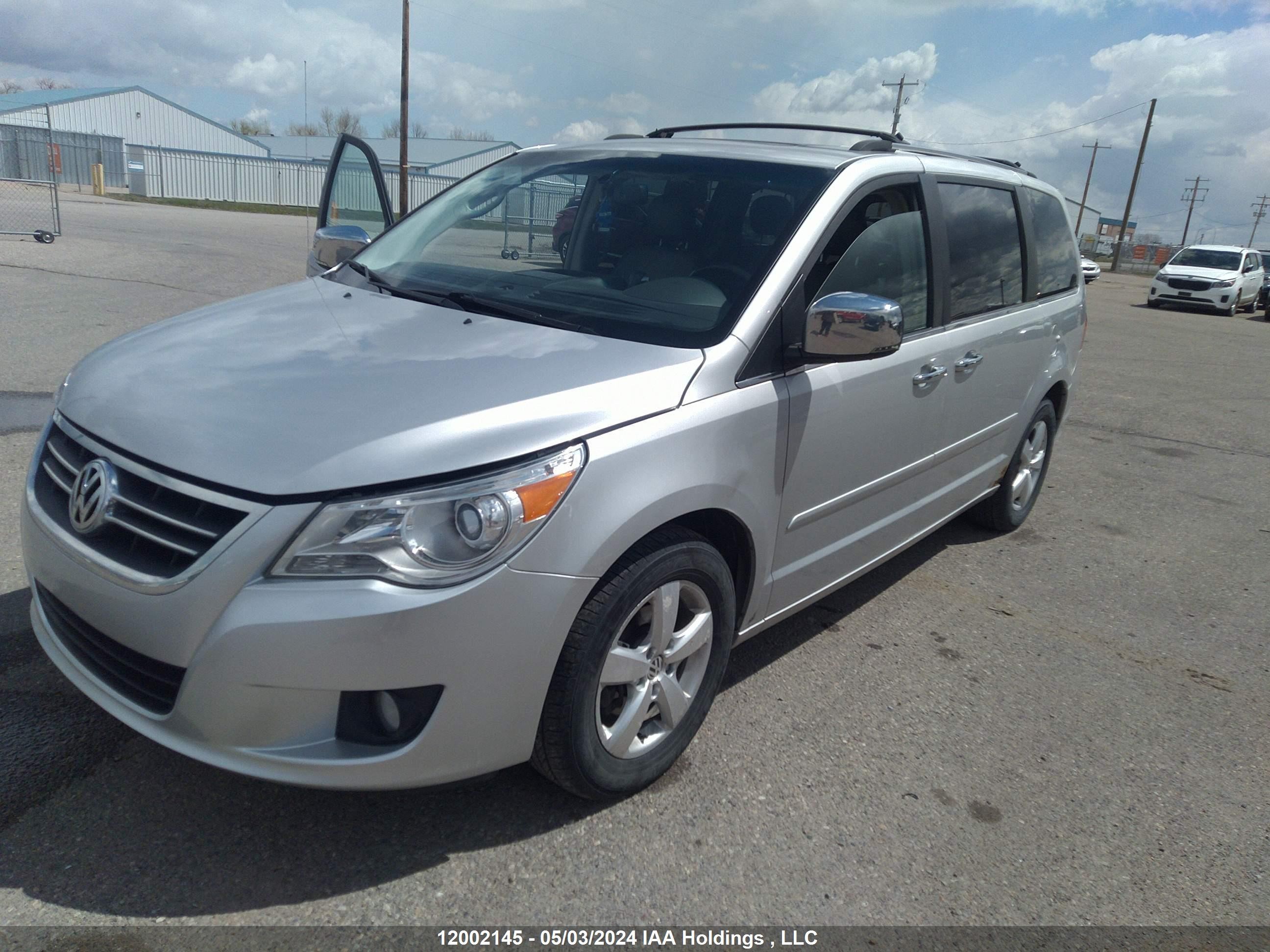 Photo 1 VIN: 2V4RW6DX2AR227168 - VOLKSWAGEN ROUTAN 