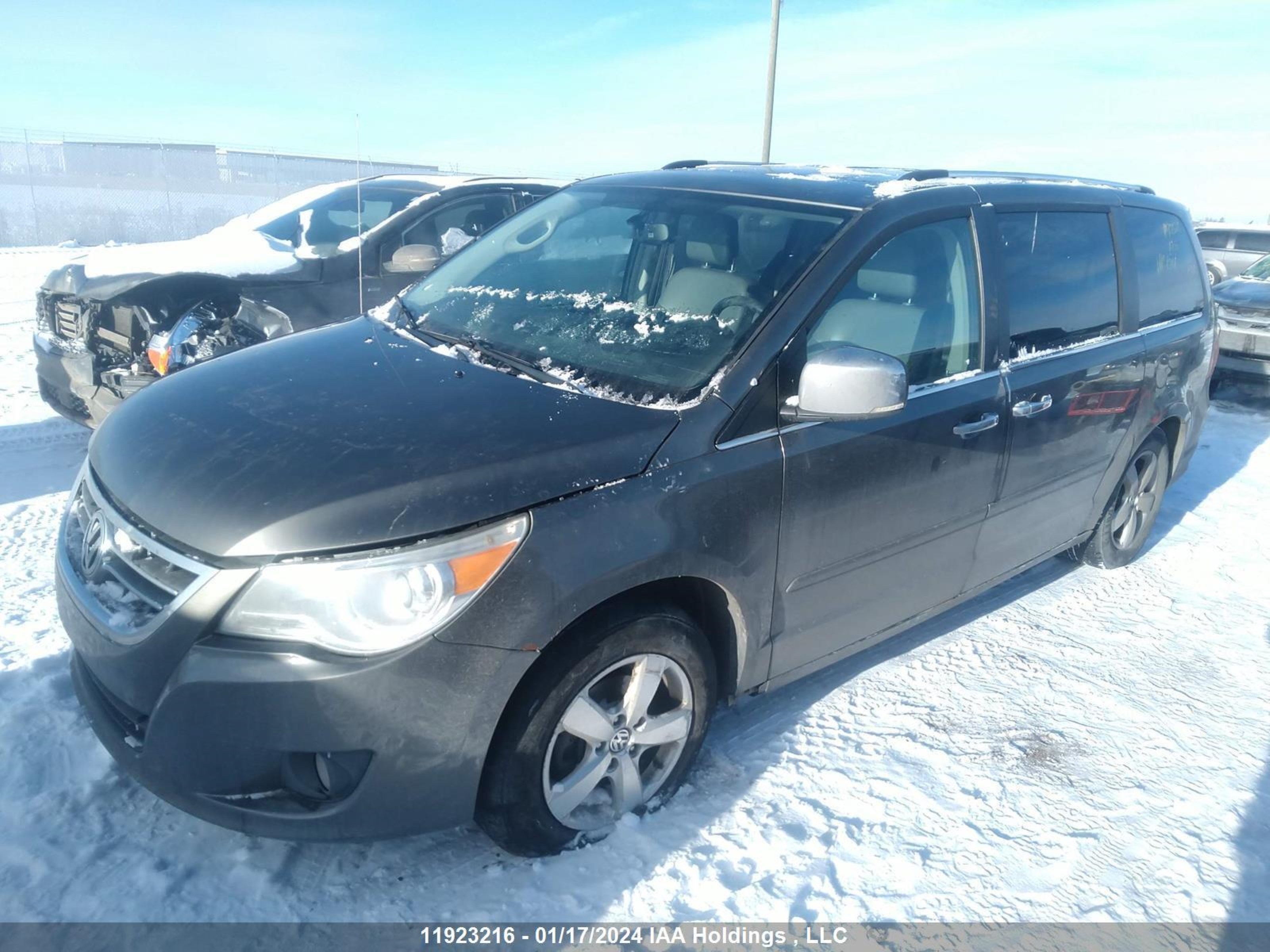 Photo 1 VIN: 2V4RW6DX2AR416337 - VOLKSWAGEN ROUTAN 