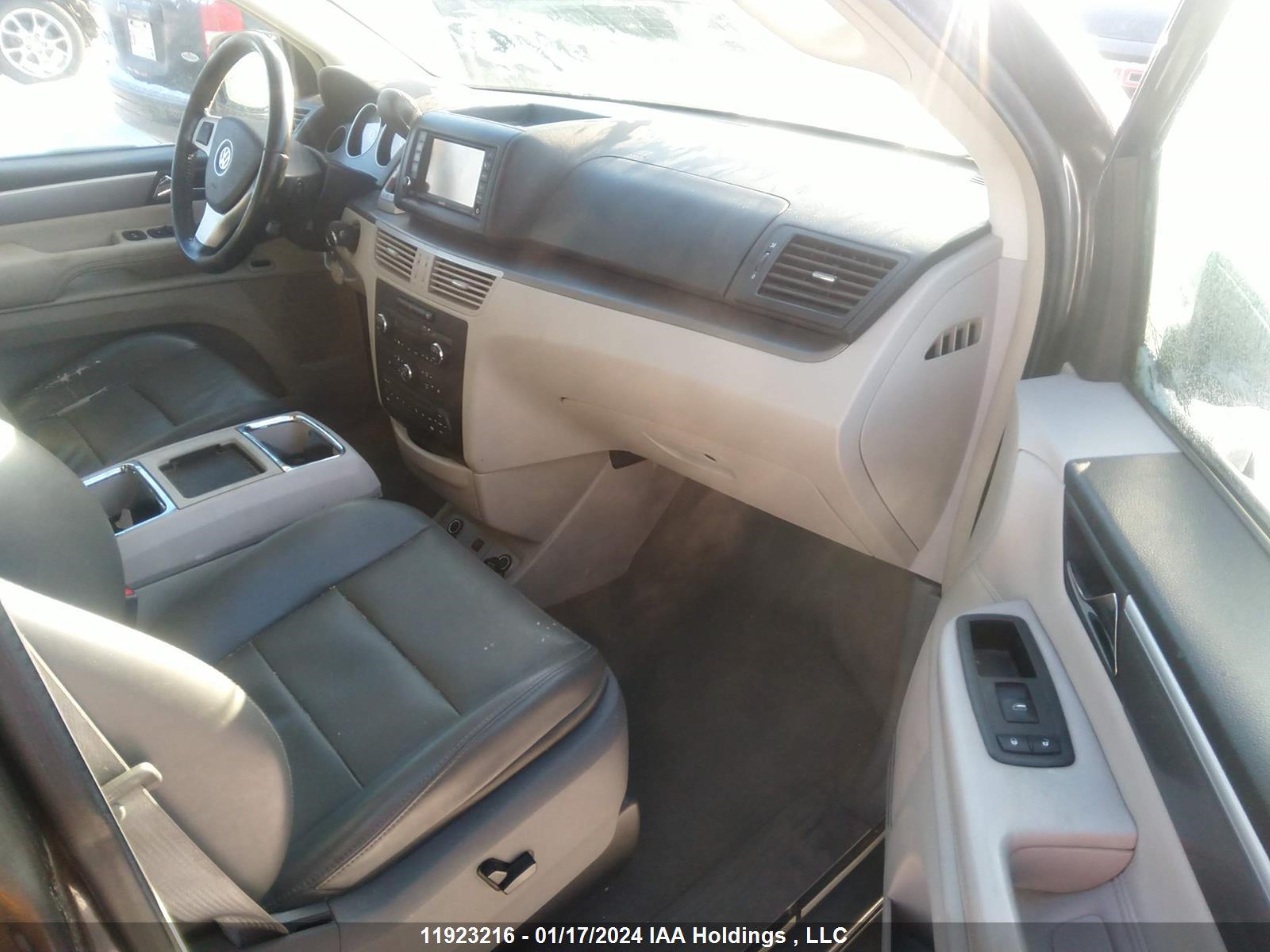 Photo 4 VIN: 2V4RW6DX2AR416337 - VOLKSWAGEN ROUTAN 