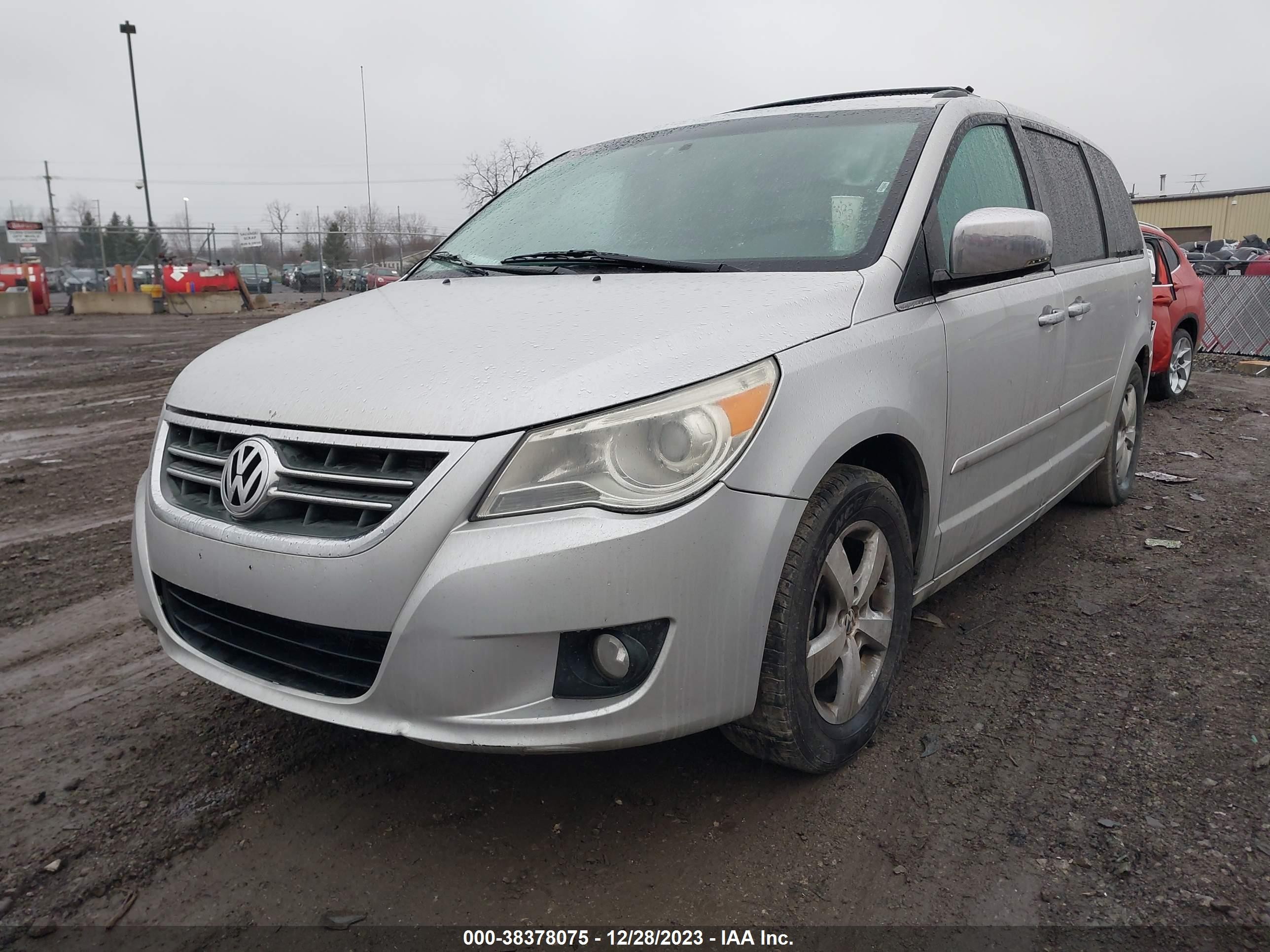 Photo 1 VIN: 2V4RW6DX4AR333394 - VOLKSWAGEN ROUTAN 