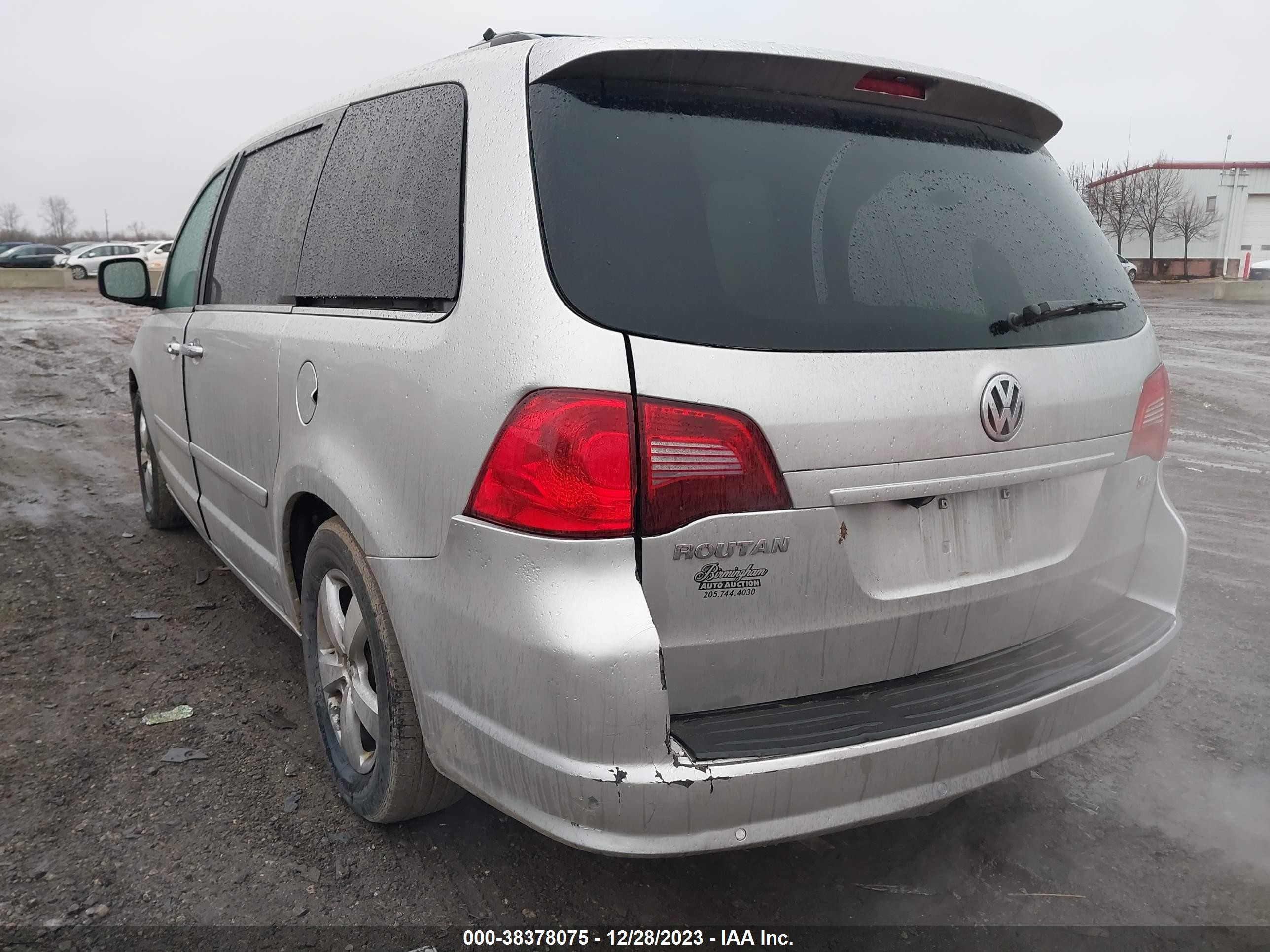 Photo 2 VIN: 2V4RW6DX4AR333394 - VOLKSWAGEN ROUTAN 