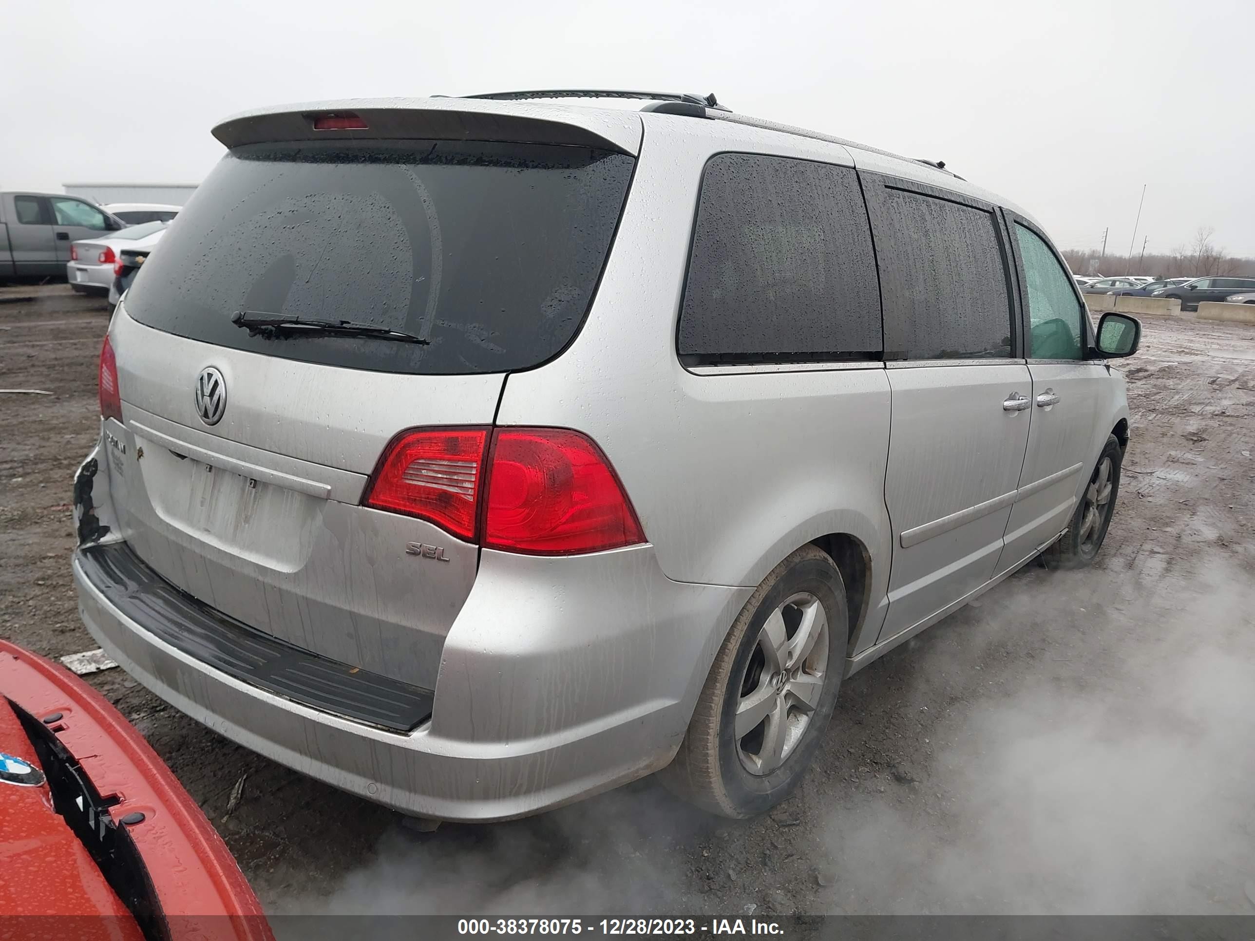 Photo 3 VIN: 2V4RW6DX4AR333394 - VOLKSWAGEN ROUTAN 