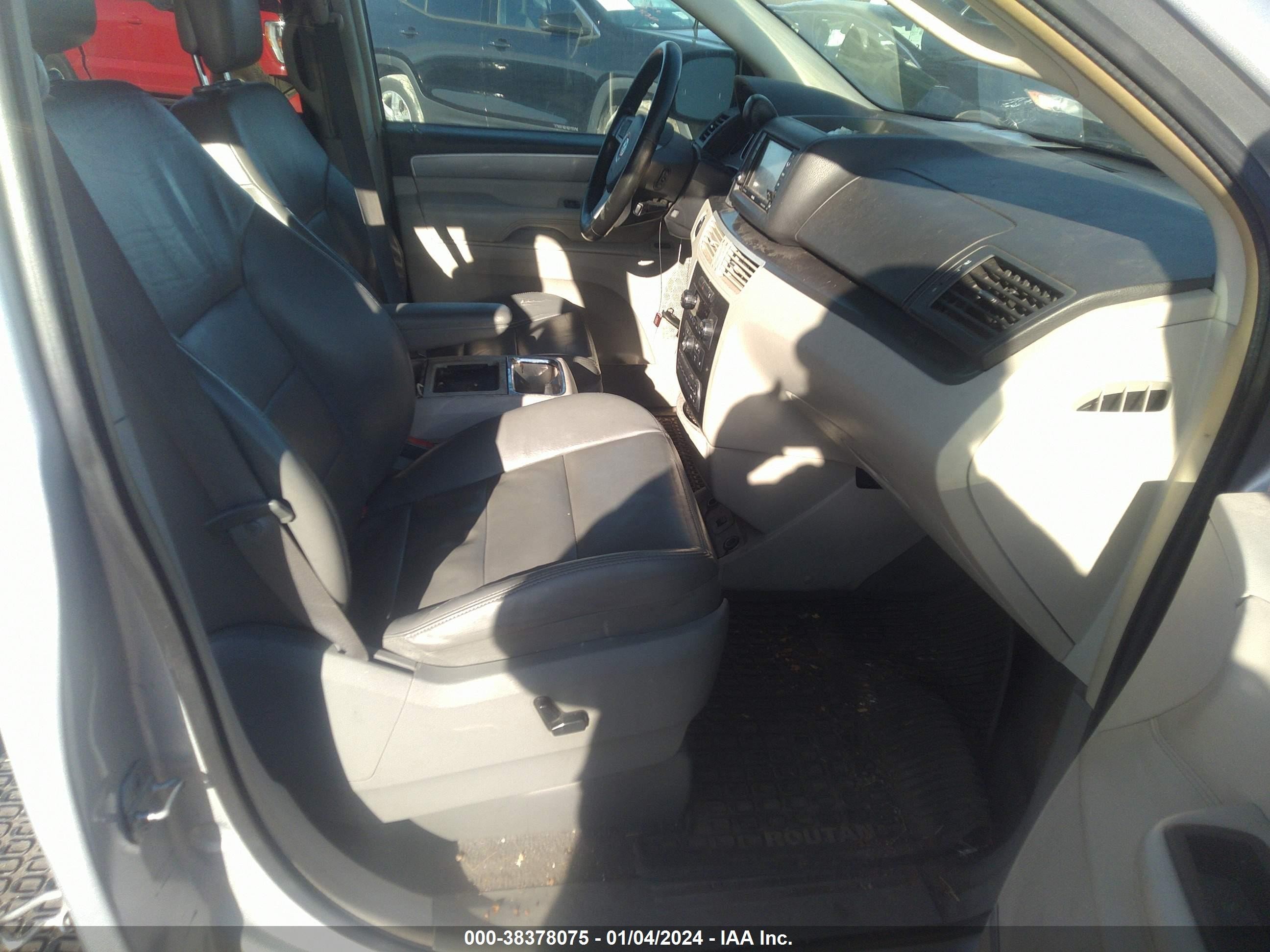 Photo 4 VIN: 2V4RW6DX4AR333394 - VOLKSWAGEN ROUTAN 