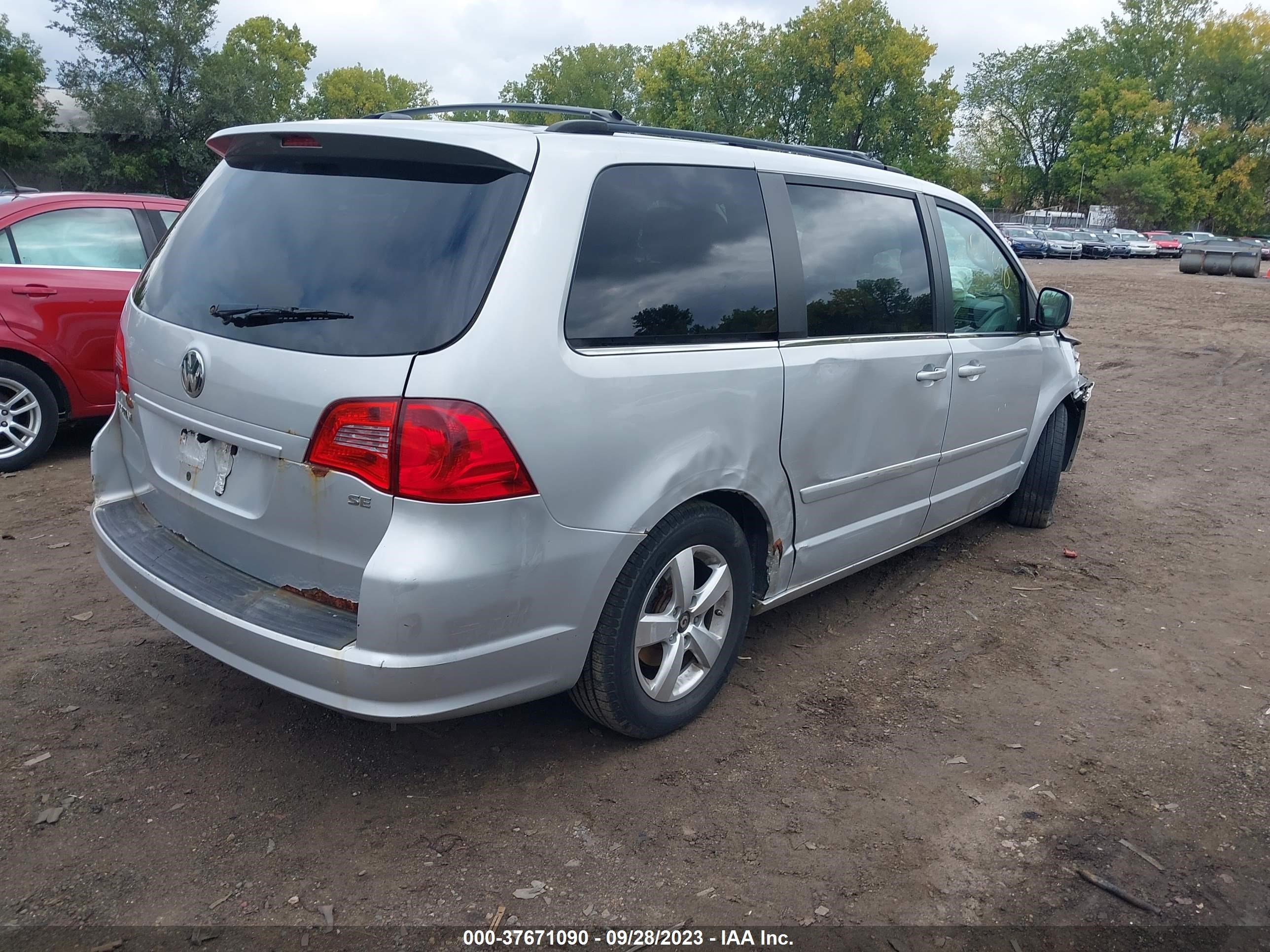 Photo 3 VIN: 2V8HW34119R588813 - VOLKSWAGEN ROUTAN 