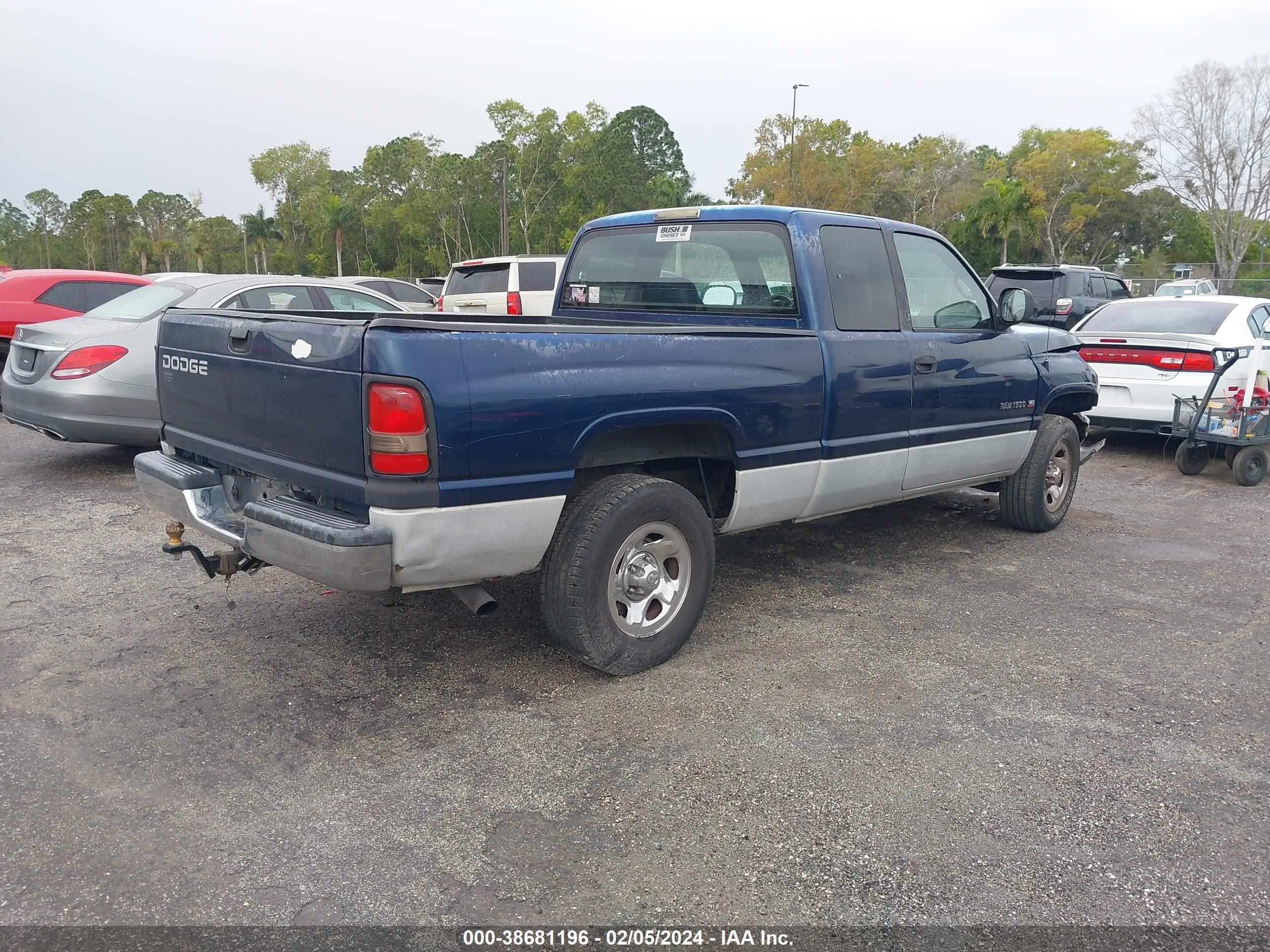 Photo 3 VIN: 3B7HC12Z1YG152517 - DODGE RAM 