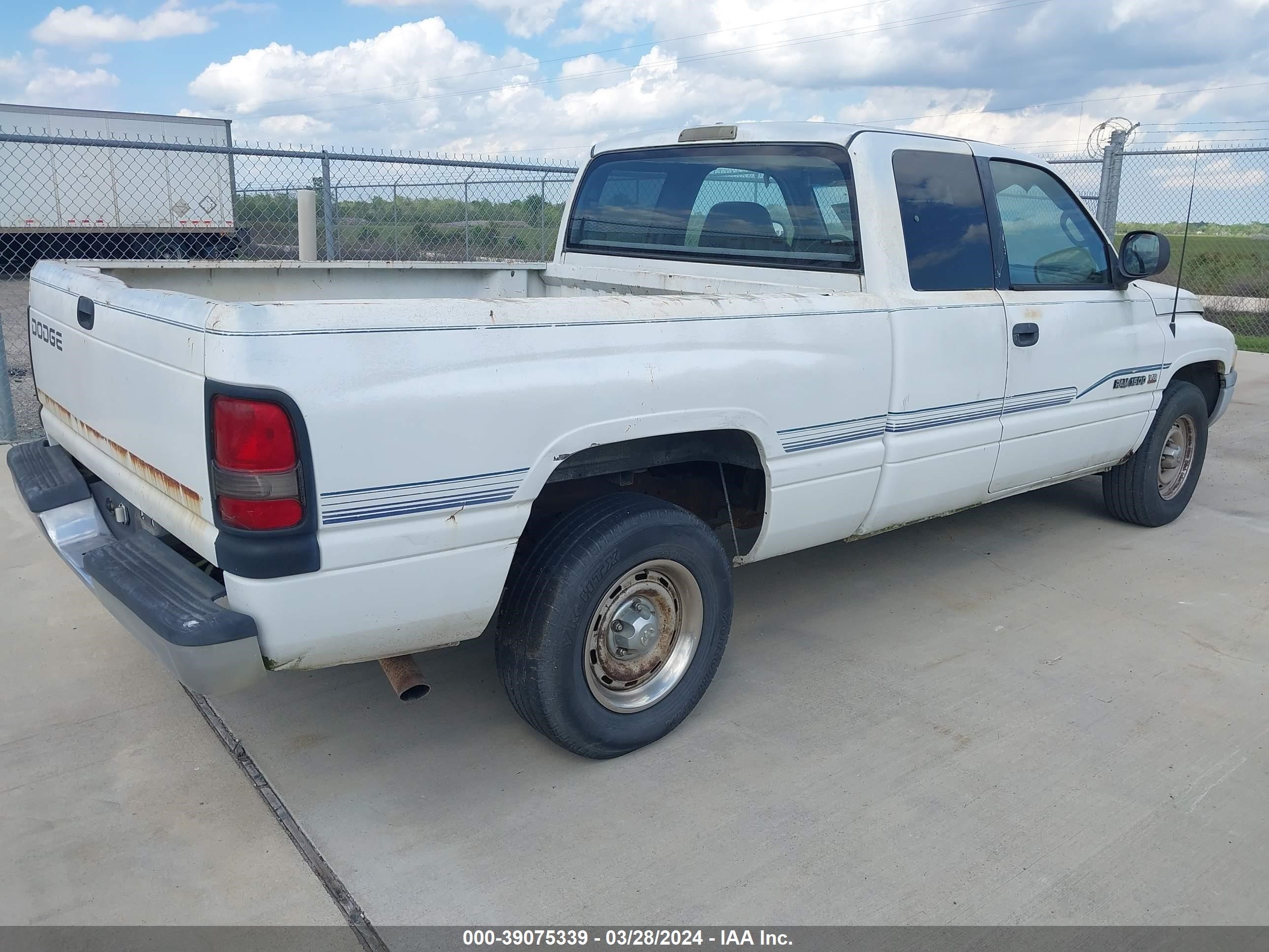 Photo 3 VIN: 3B7HC12Z2WG202869 - DODGE RAM 