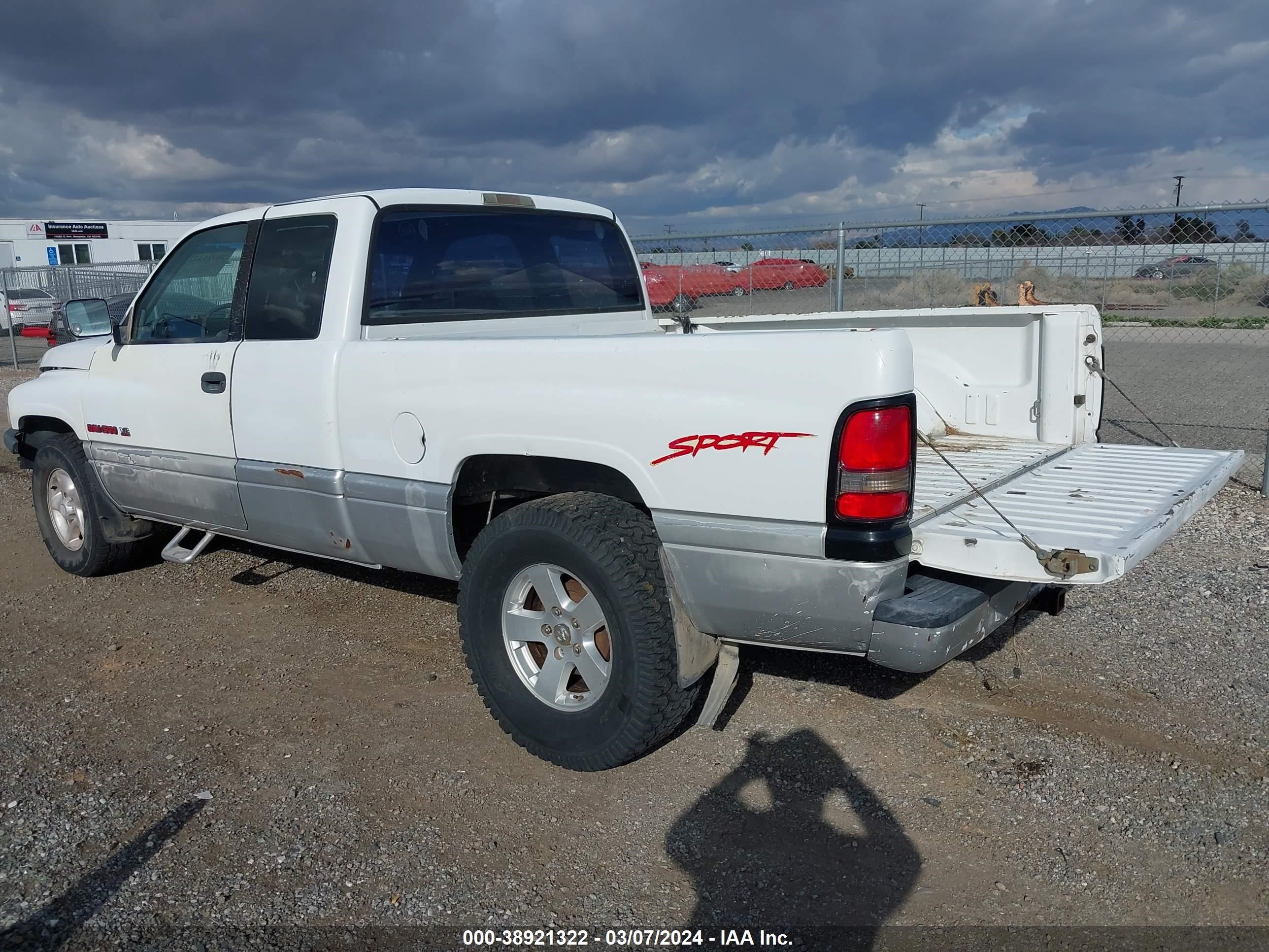 Photo 2 VIN: 3B7HC13Y3VG718775 - DODGE RAM 