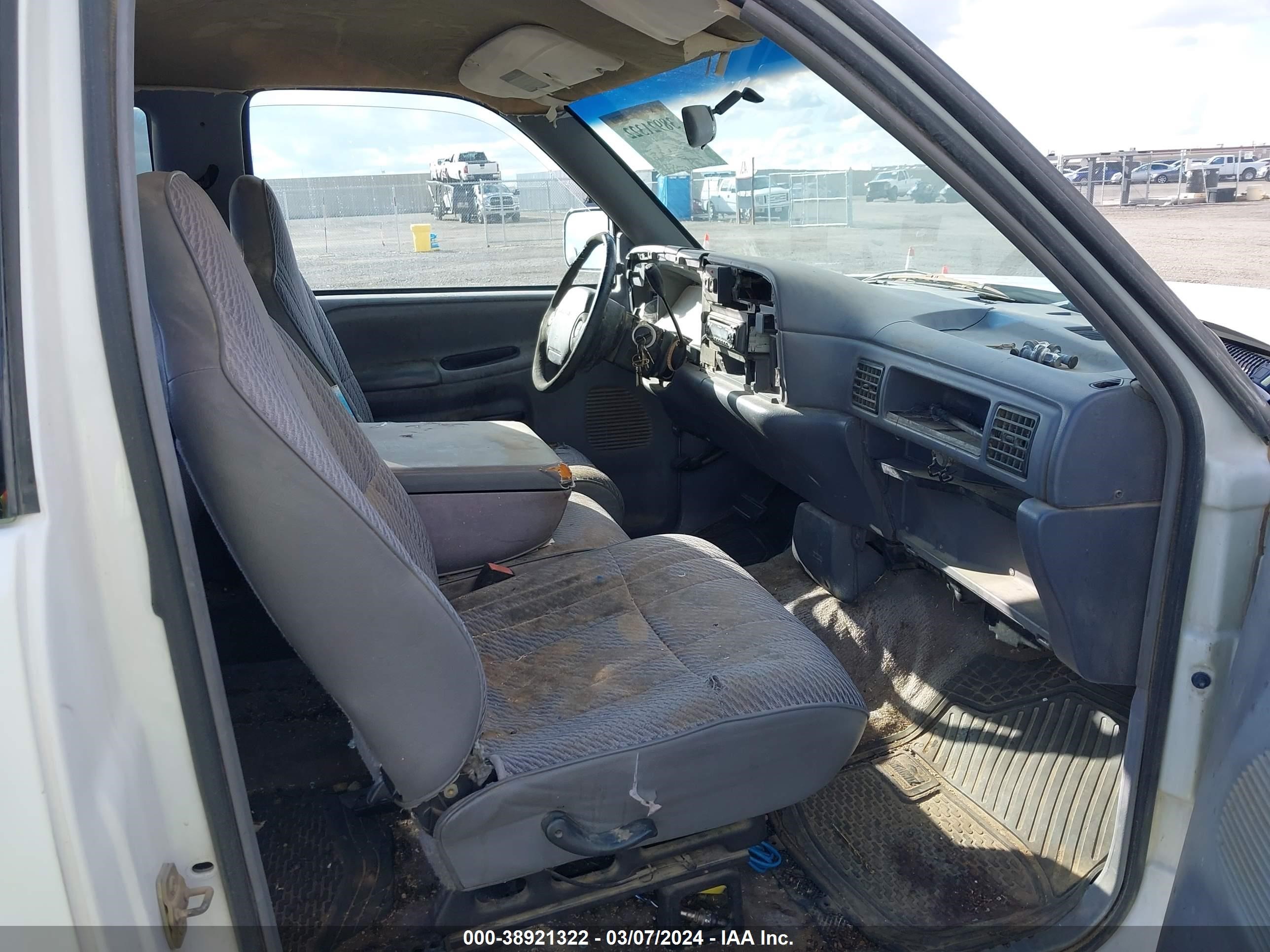 Photo 4 VIN: 3B7HC13Y3VG718775 - DODGE RAM 